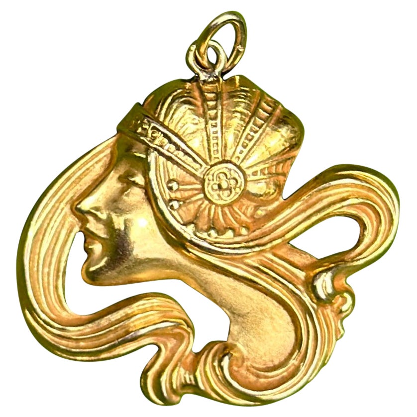 Collana con ciondolo Donna Dea in stile Art Nouveau di A Link & Angell in oro 14 carati 1920 in vendita