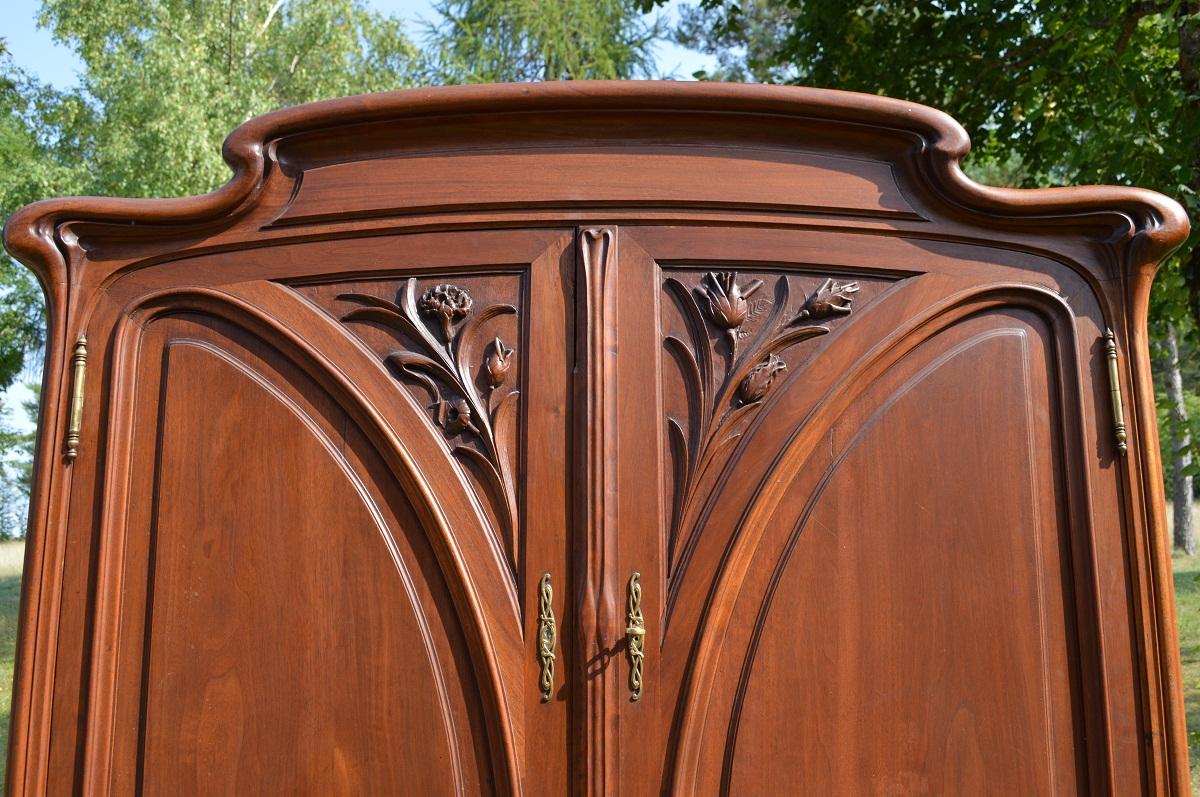 Early 20th Century Art Nouveau Wood Carved French Buffet, 1900s
