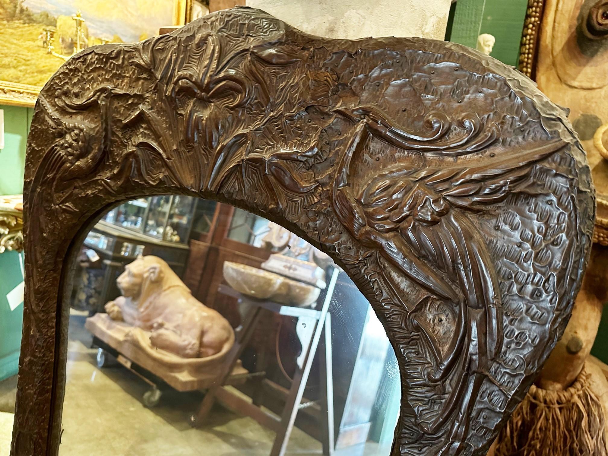 Miroir mural Art Nouveau en bois et métal embossé en verre repoussé antique CA en vente 9