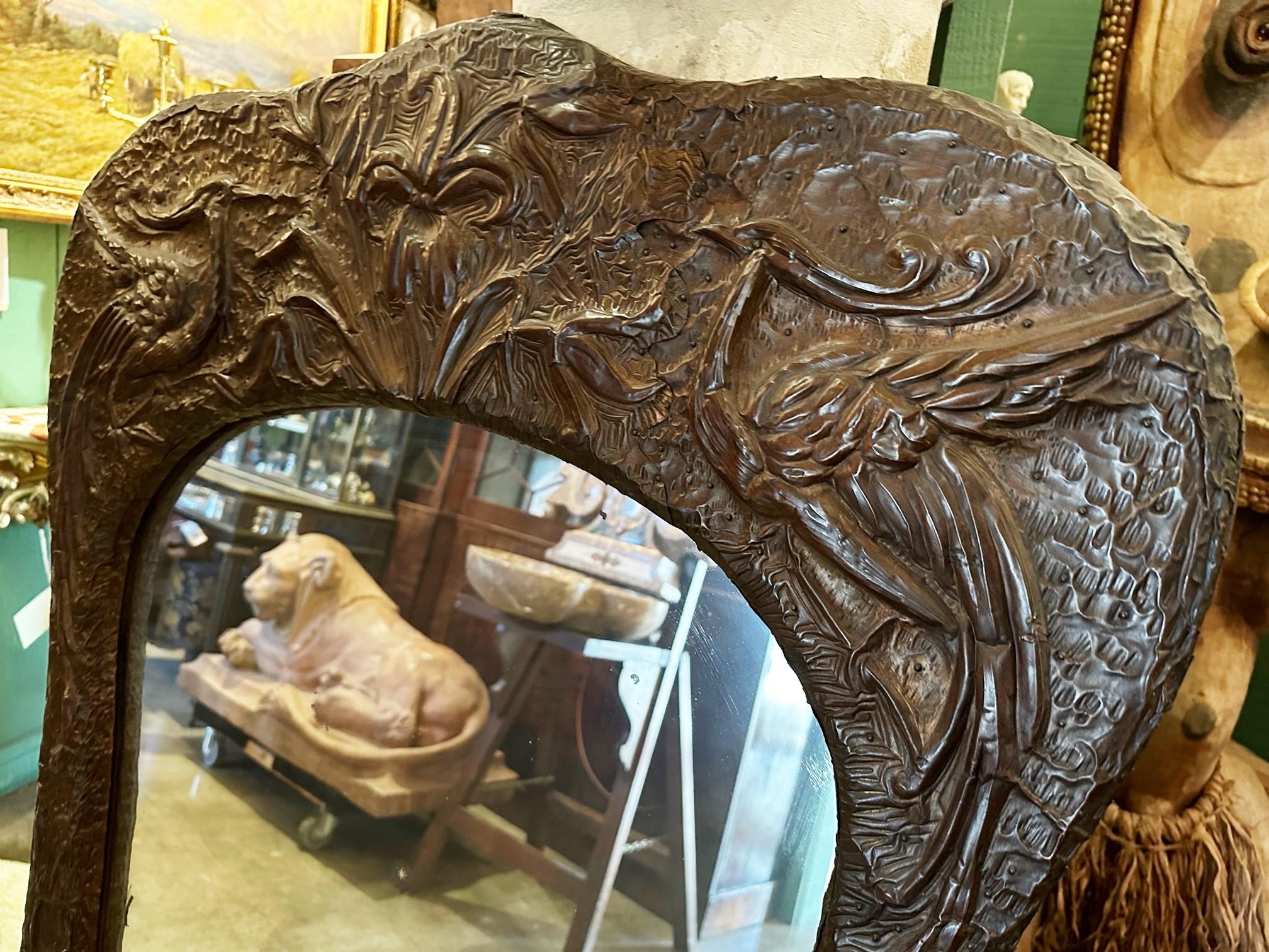 Art Nouveau Madera y Metal Espejo de Pared de Manto Vidrio en Relieve Repousse Antiguo CA en venta 10