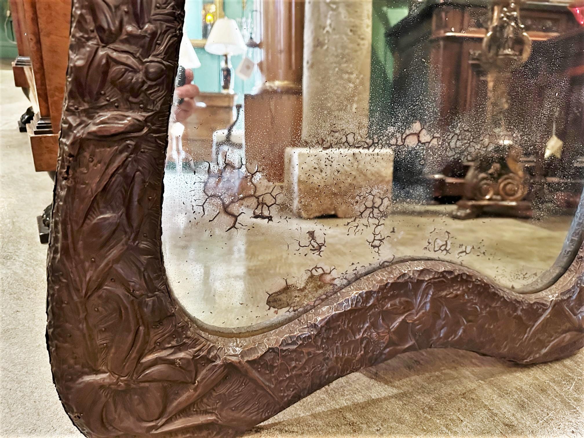 Art Nouveau Madera y Metal Espejo de Pared de Manto Vidrio en Relieve Repousse Antiguo CA Francés en venta