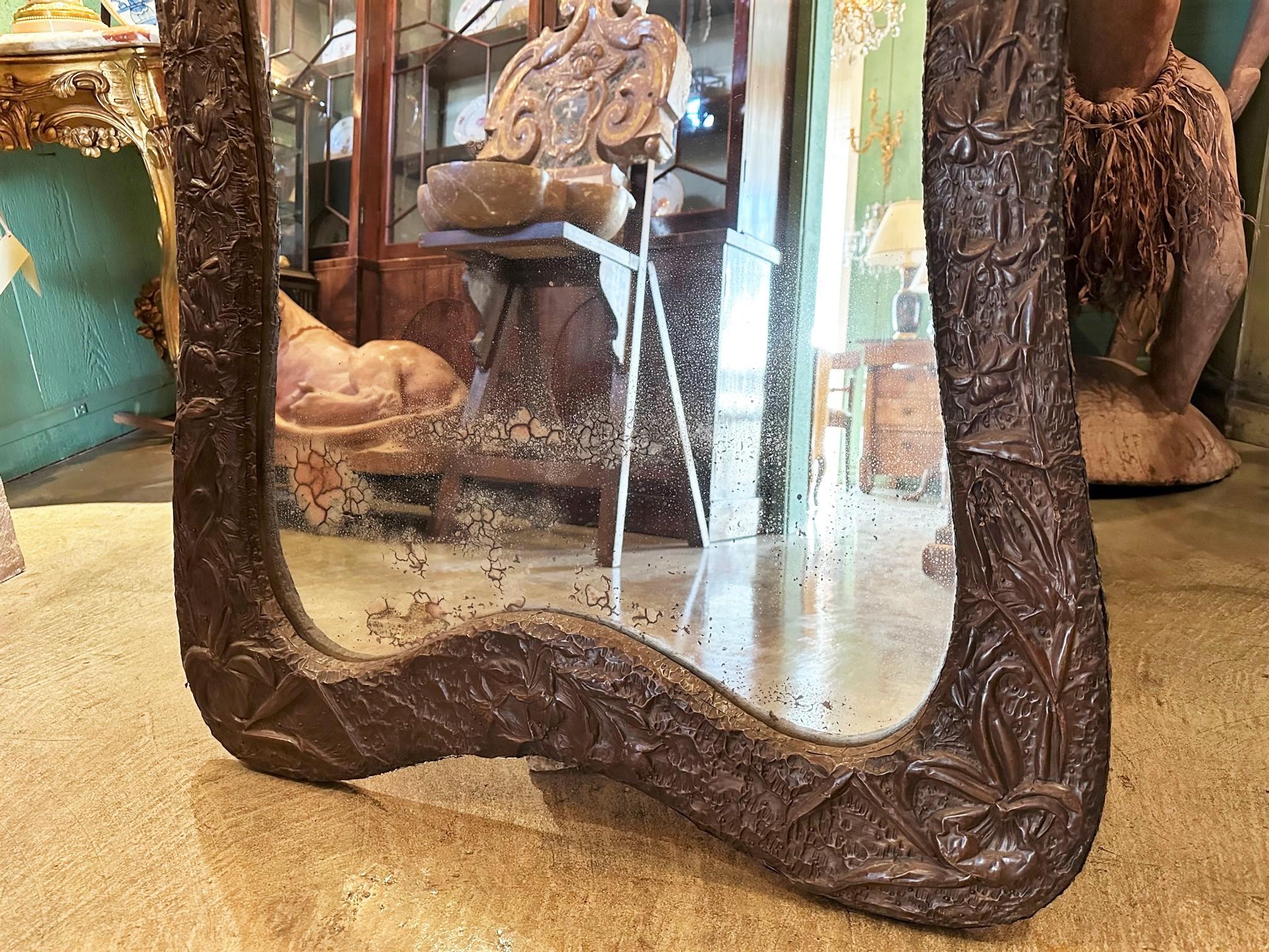 Sculpté à la main Miroir mural Art Nouveau en bois et métal embossé en verre repoussé antique CA en vente