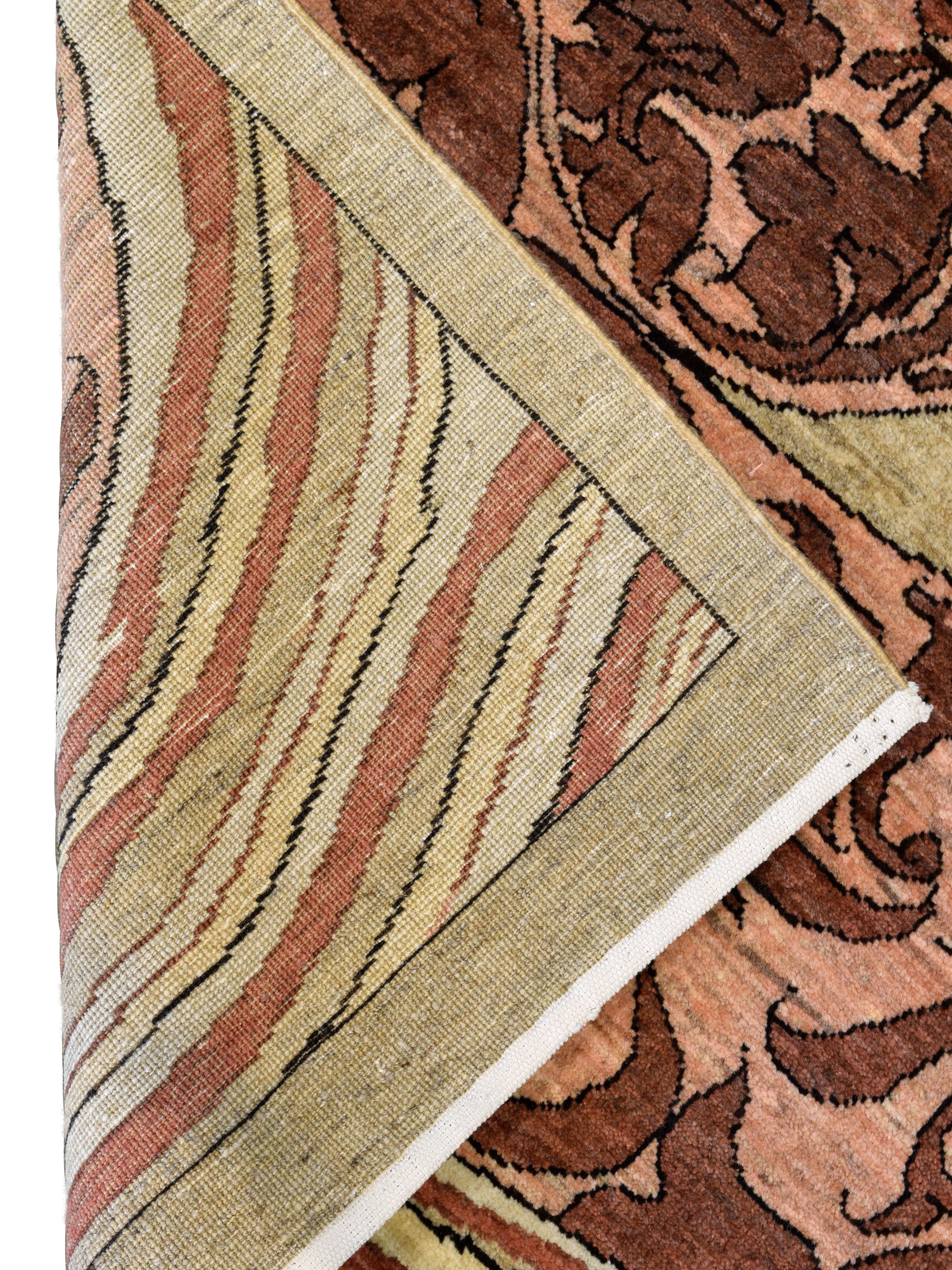 Dieser 4′ × 6′ große, handgeknüpfte Teppich aus persischer Wolle von Orley Shabahang ist eine fesselnde Verschmelzung von Bewegung und Form und lässt sich von der gewundenen Eleganz des Jugendstils inspirieren. Fließende Arabesken entfalten sich