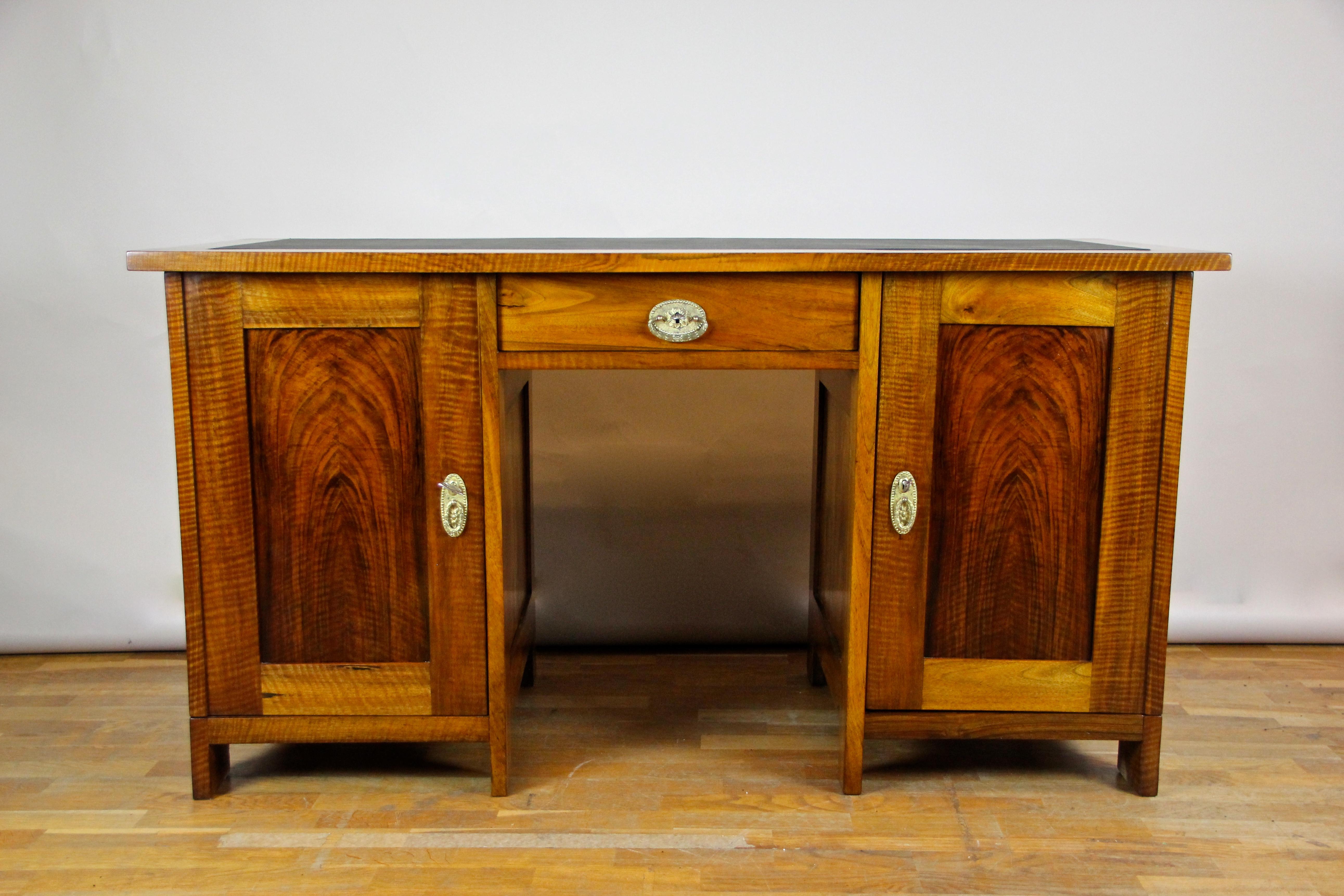 This straight shaped Art Nouveau writing desk comes from Austria circa 1900 and has a compact but very handsome appearance. The rectangular corpus is adorned by great arranged nut wood veneer. Featuring a drawer at the top and two compartments, this