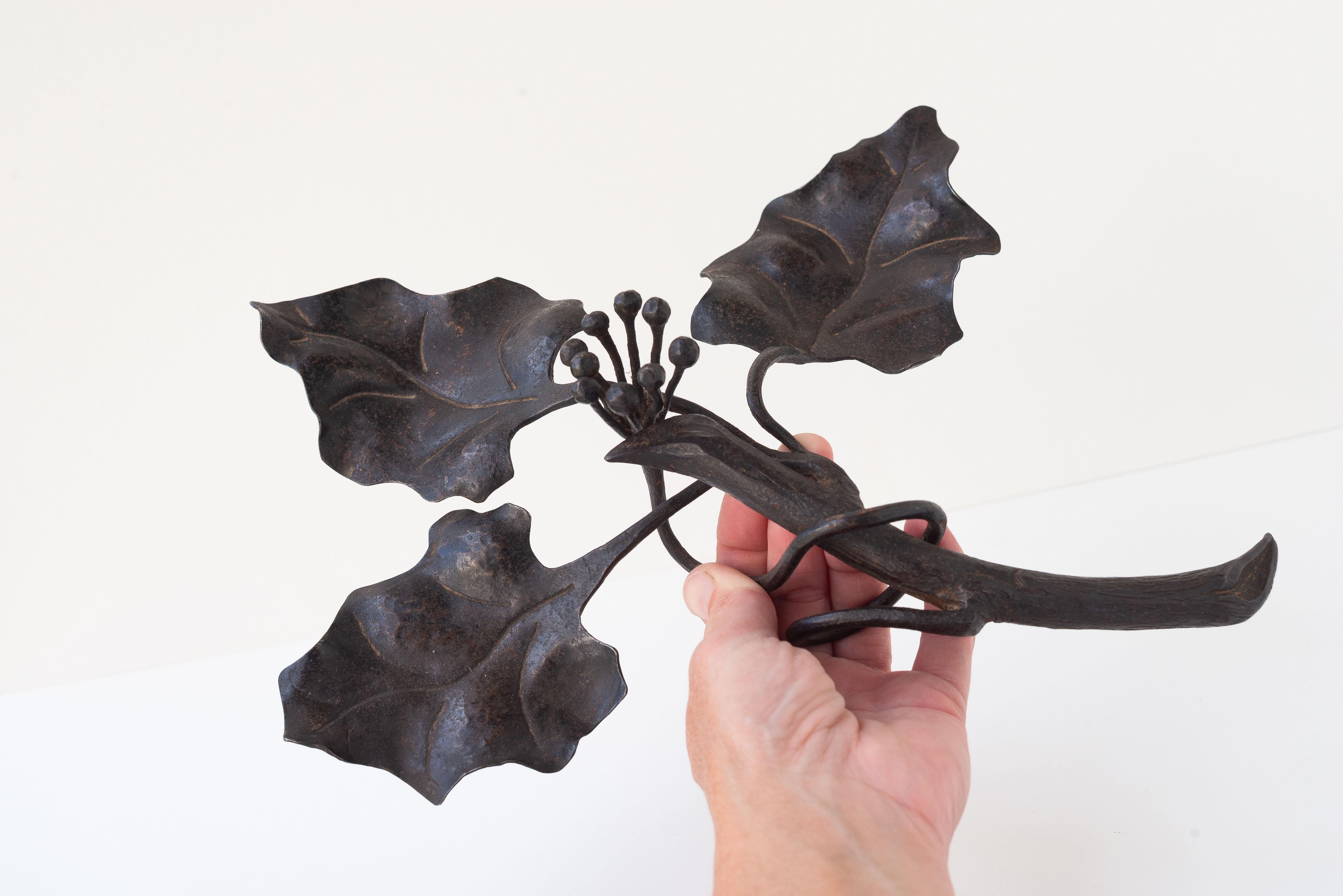 Art Deco Schmiedeeisen Kerzenständer - Floral Ivy Kerzenständer - Frankreich 1920s

Seltener und eleganter Kerzenständer aus Schmiedeeisen mit Efeublättern, Beeren und Zweigen.

Die Kerze kann in der Mitte, zwischen den Beerenstielen, platziert