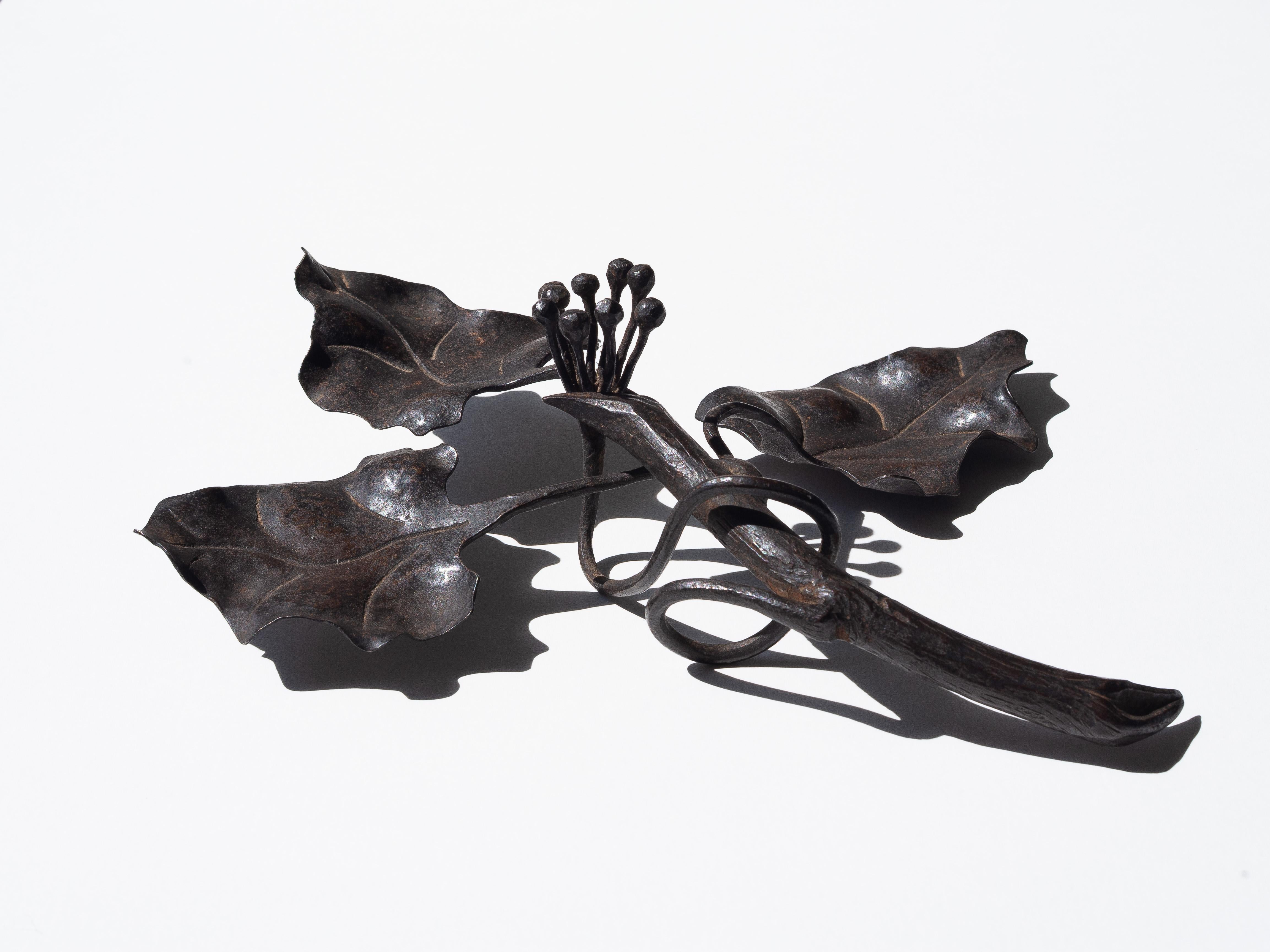 Art Nouveau Schmiedeeisen Kerzenhalter - Floral Ivy Kerzenständer - Frankreich 1920s (Art nouveau) im Angebot