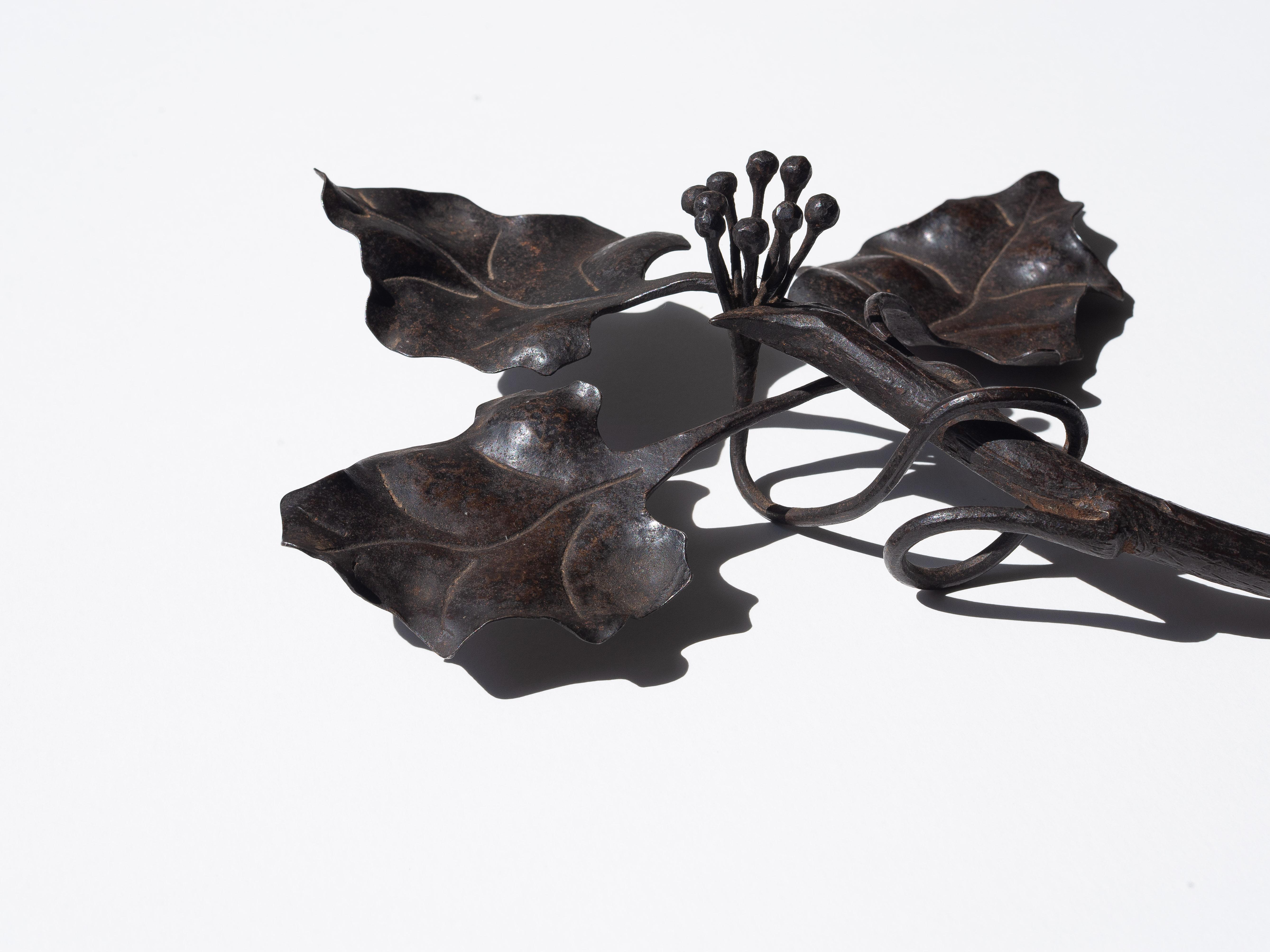 Art Nouveau Schmiedeeisen Kerzenhalter - Floral Ivy Kerzenständer - Frankreich 1920s (Geschmiedet) im Angebot