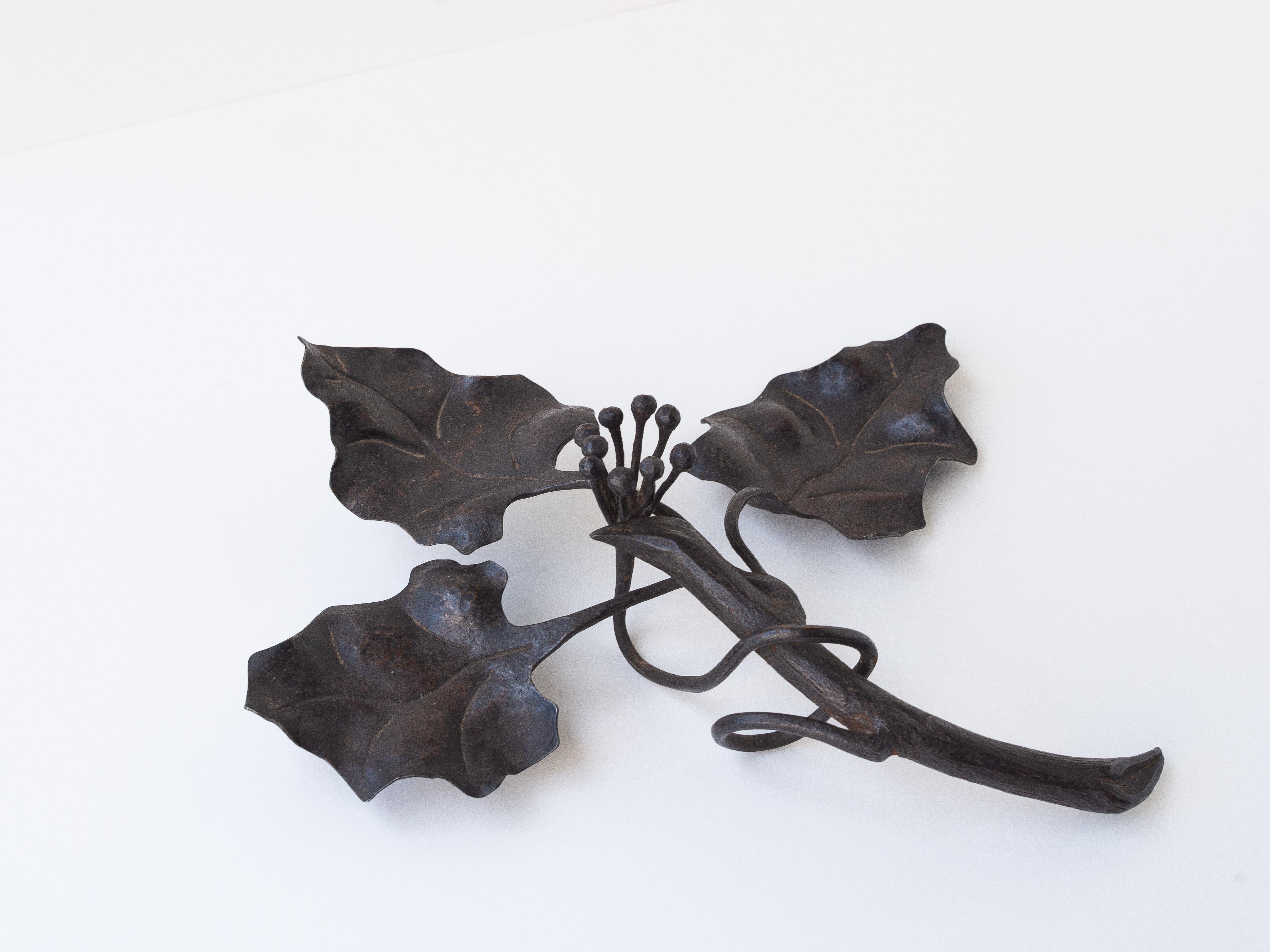 Art Nouveau Schmiedeeisen Kerzenhalter - Floral Ivy Kerzenständer - Frankreich 1920s im Zustand „Gut“ im Angebot in ROUEN, Normandie