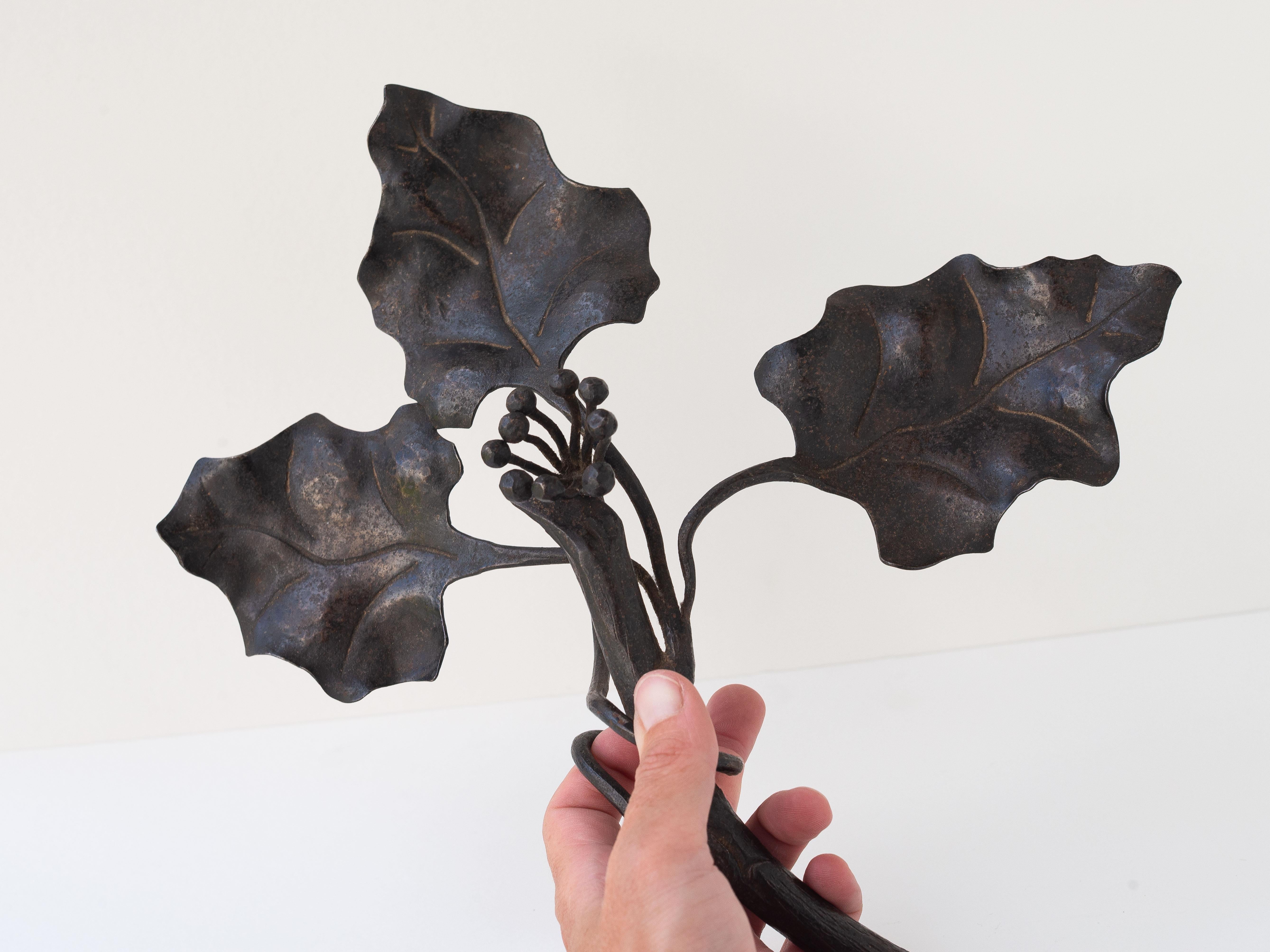 Art Nouveau Schmiedeeisen Kerzenhalter - Floral Ivy Kerzenständer - Frankreich 1920s (Metall) im Angebot