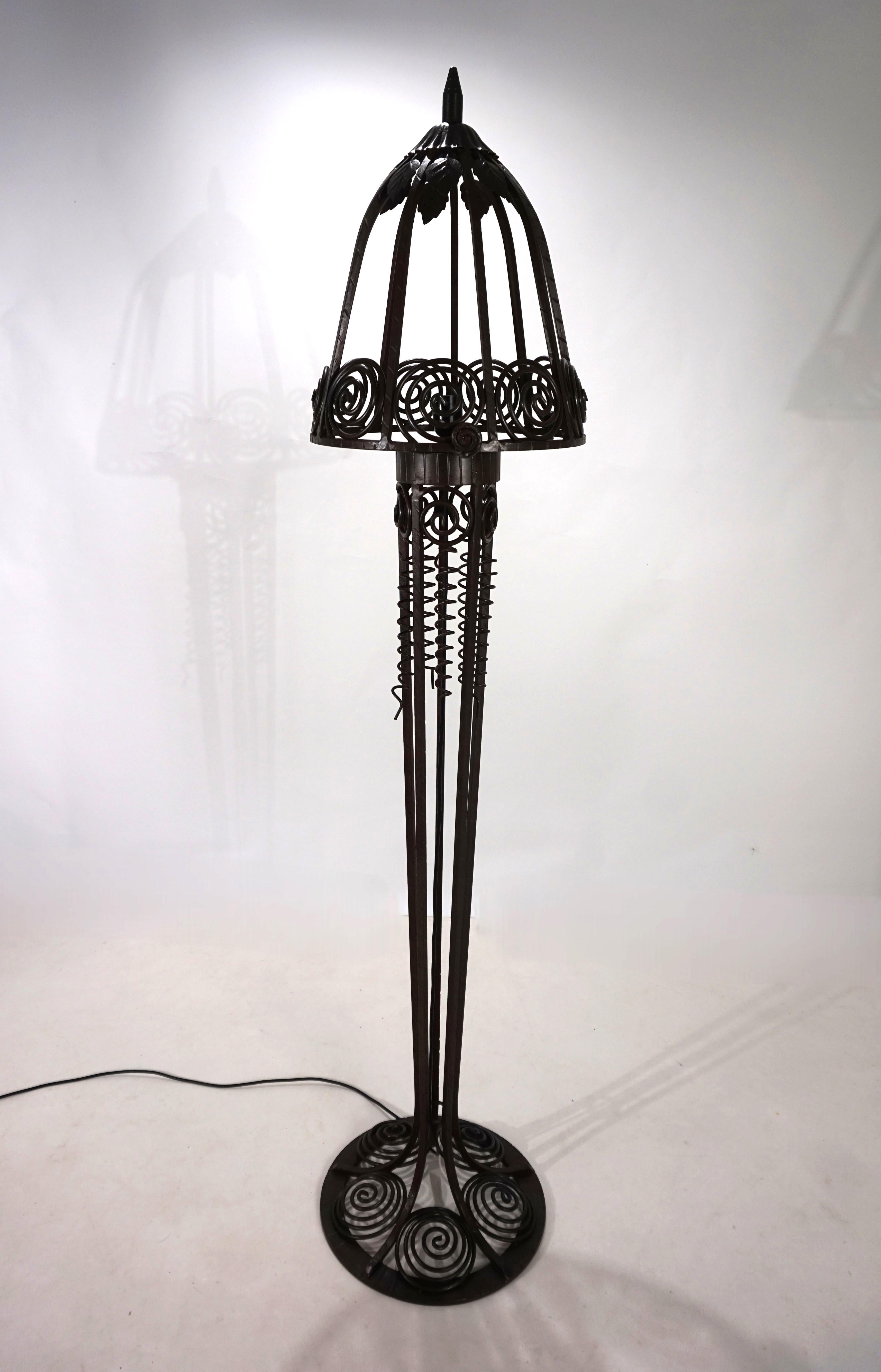 Art Nouveau wrought iron floor lamp, 1920 For Sale 7