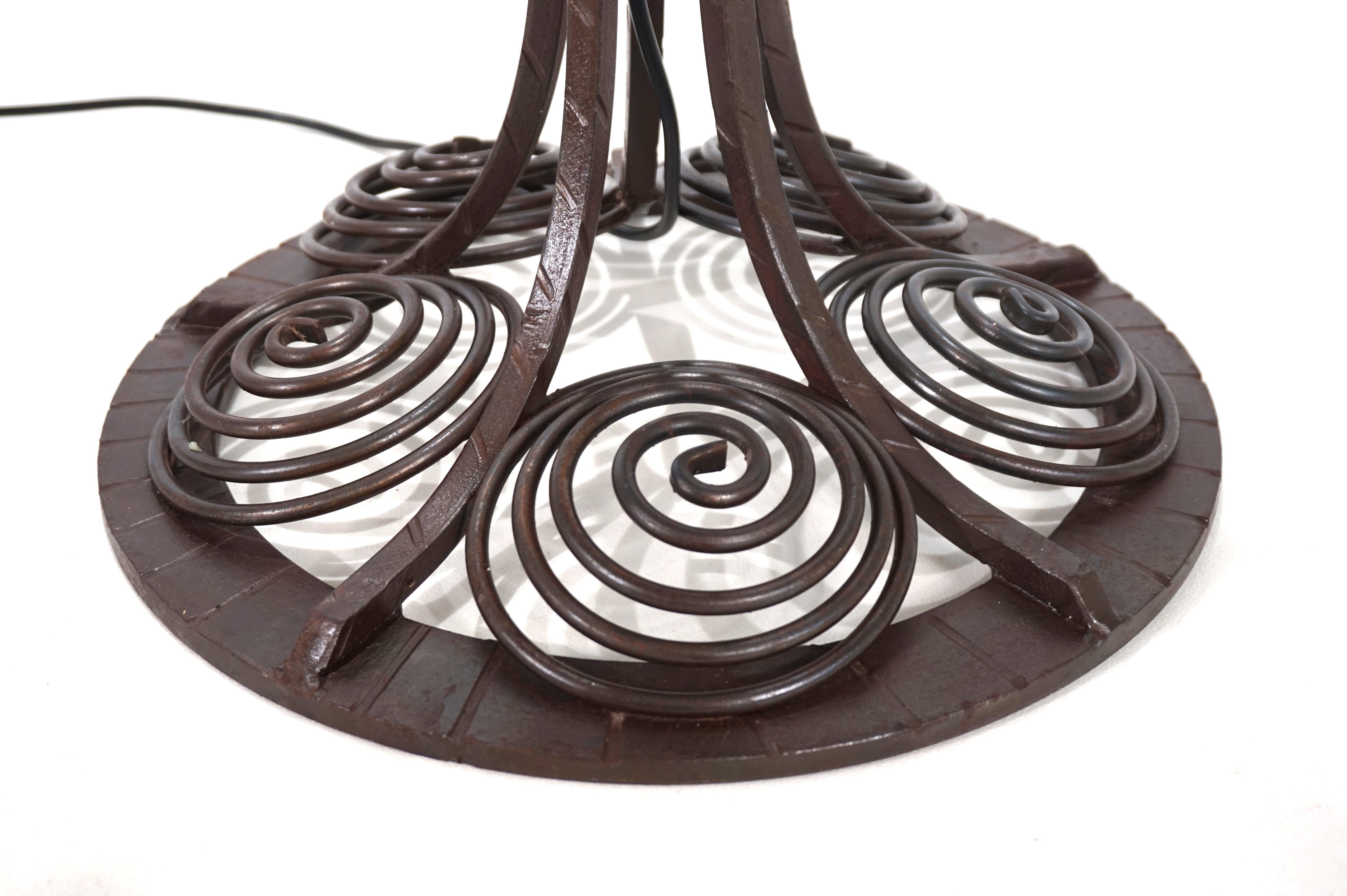 Art Nouveau wrought iron floor lamp, 1920 For Sale 1