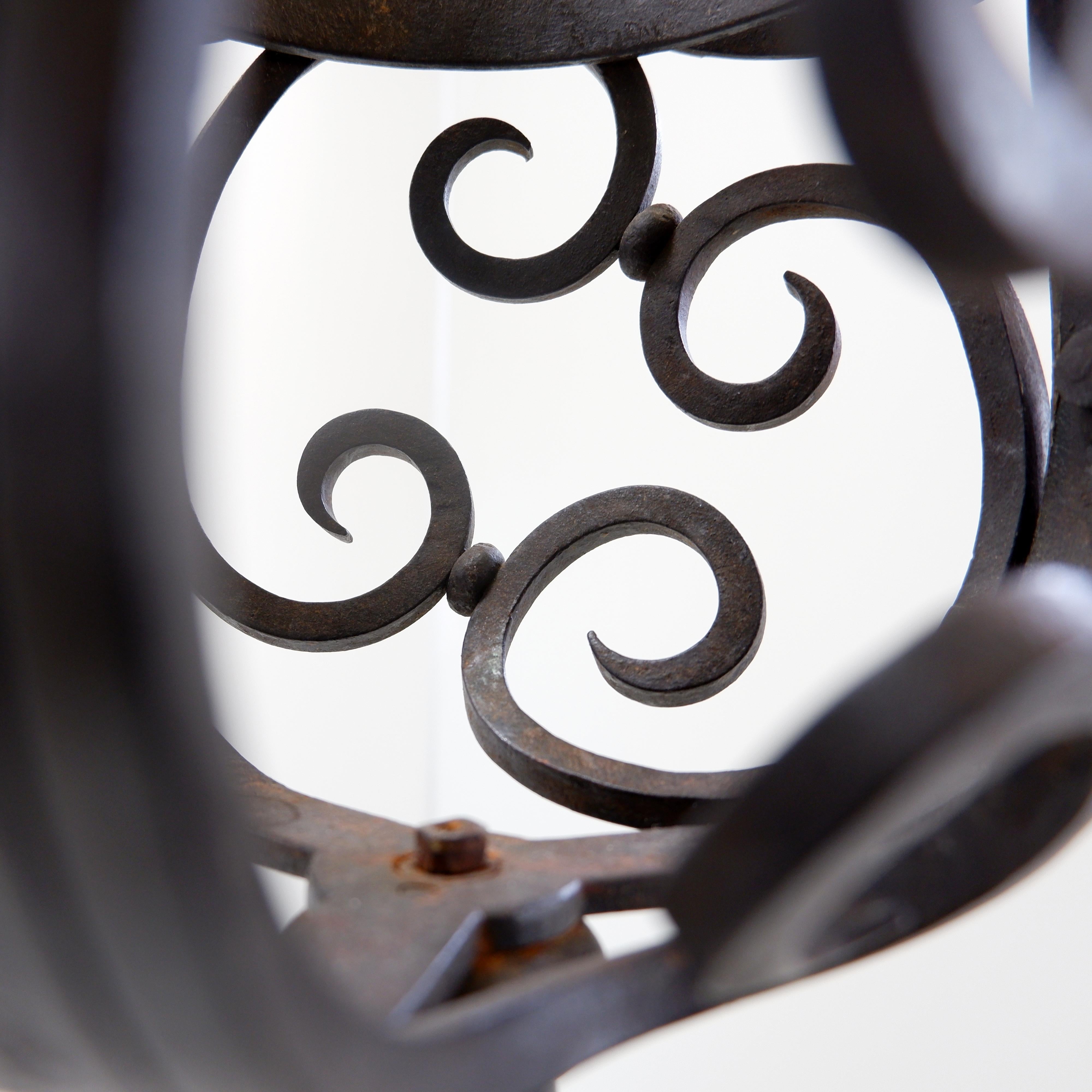 Candeliere da terra a treppiede in ferro battuto Art Nouveau - Torchère in vendita 6