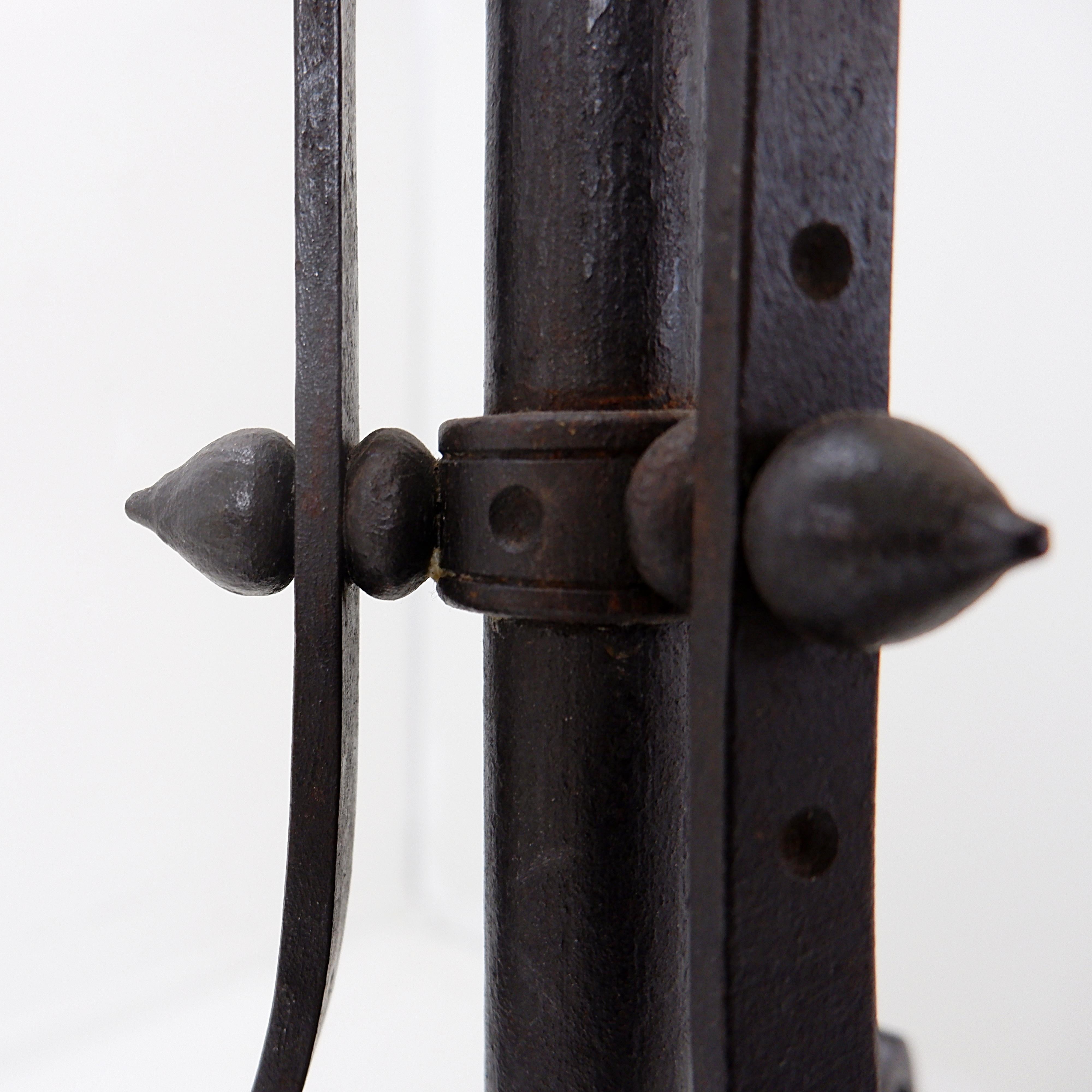 Candeliere da terra a treppiede in ferro battuto Art Nouveau - Torchère in vendita 7