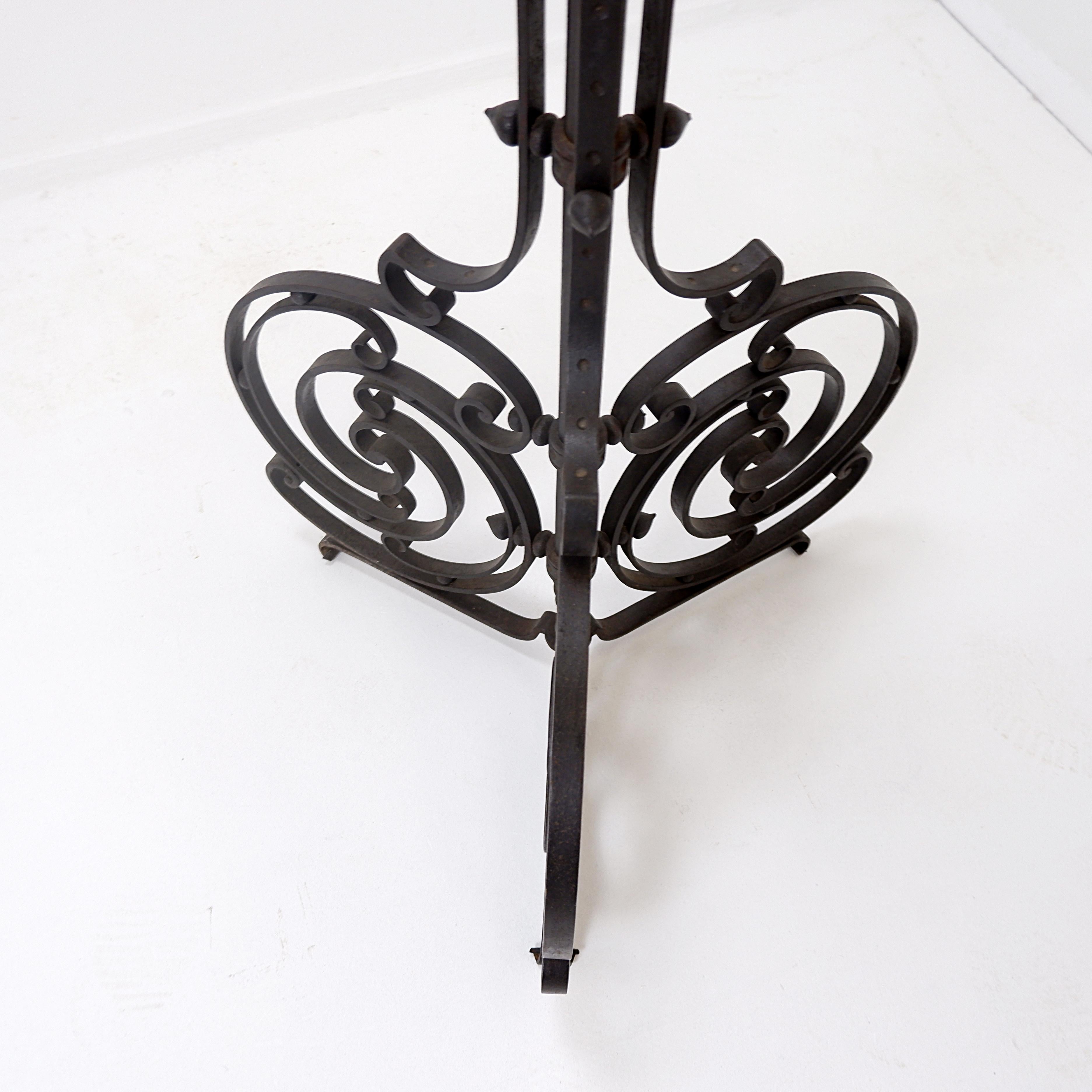 Candeliere da terra a treppiede in ferro battuto Art Nouveau - Torchère in vendita 10