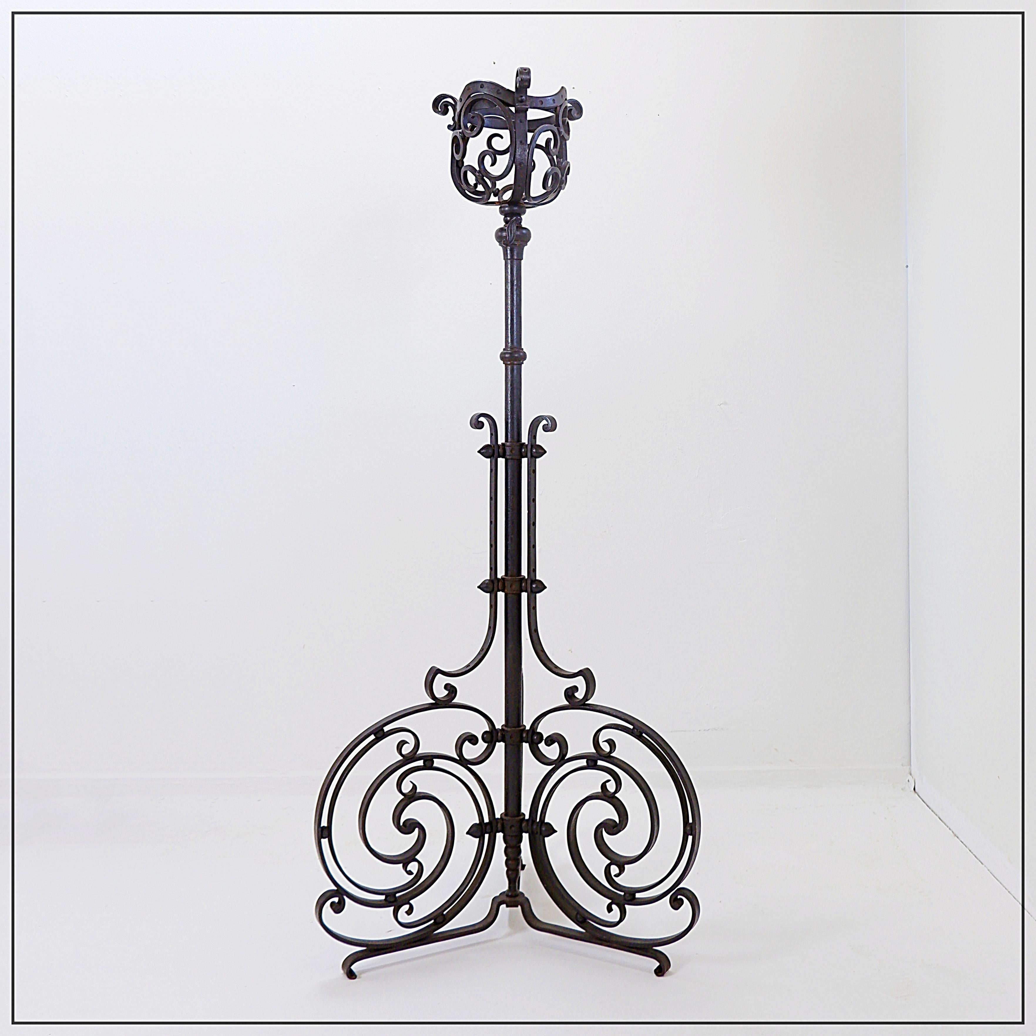 Candeliere da terra a treppiede in ferro battuto Art Nouveau - Torchère in vendita 11