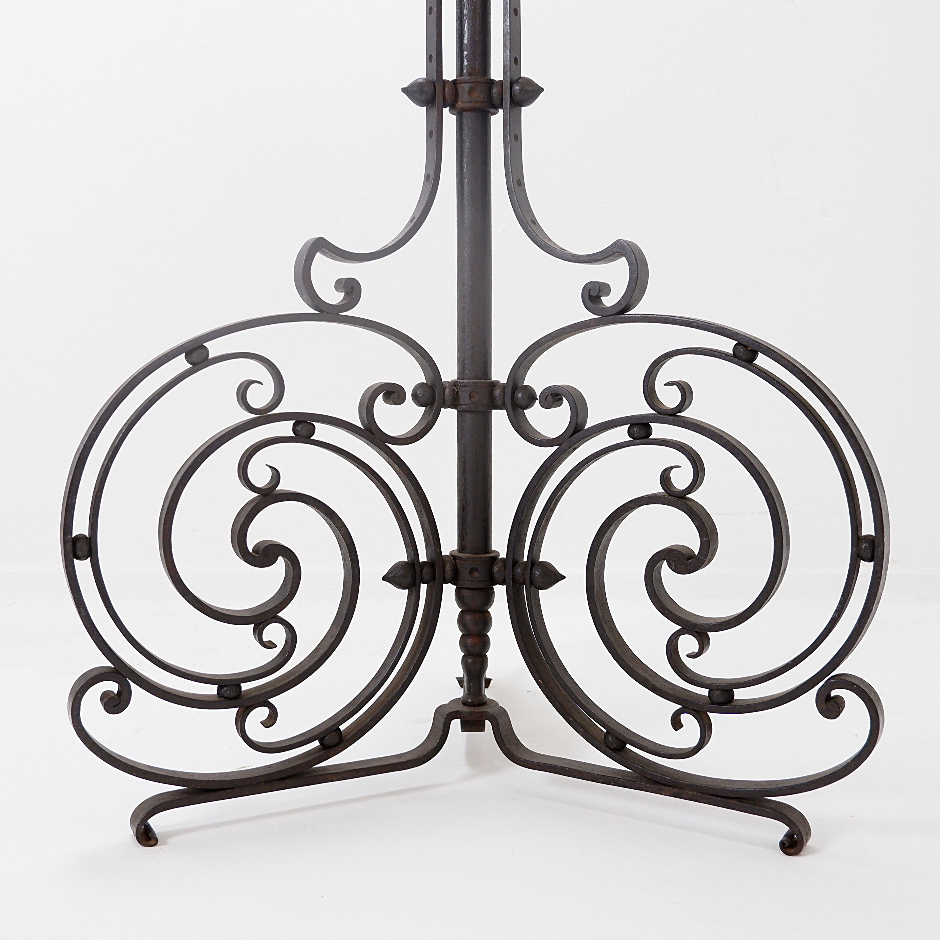 Candeliere da terra a treppiede in ferro battuto Art Nouveau
Art Nouveau - Decorazioni - Home Decor
Misure: 58cm H:144cm 
Peso: 30 kg 
