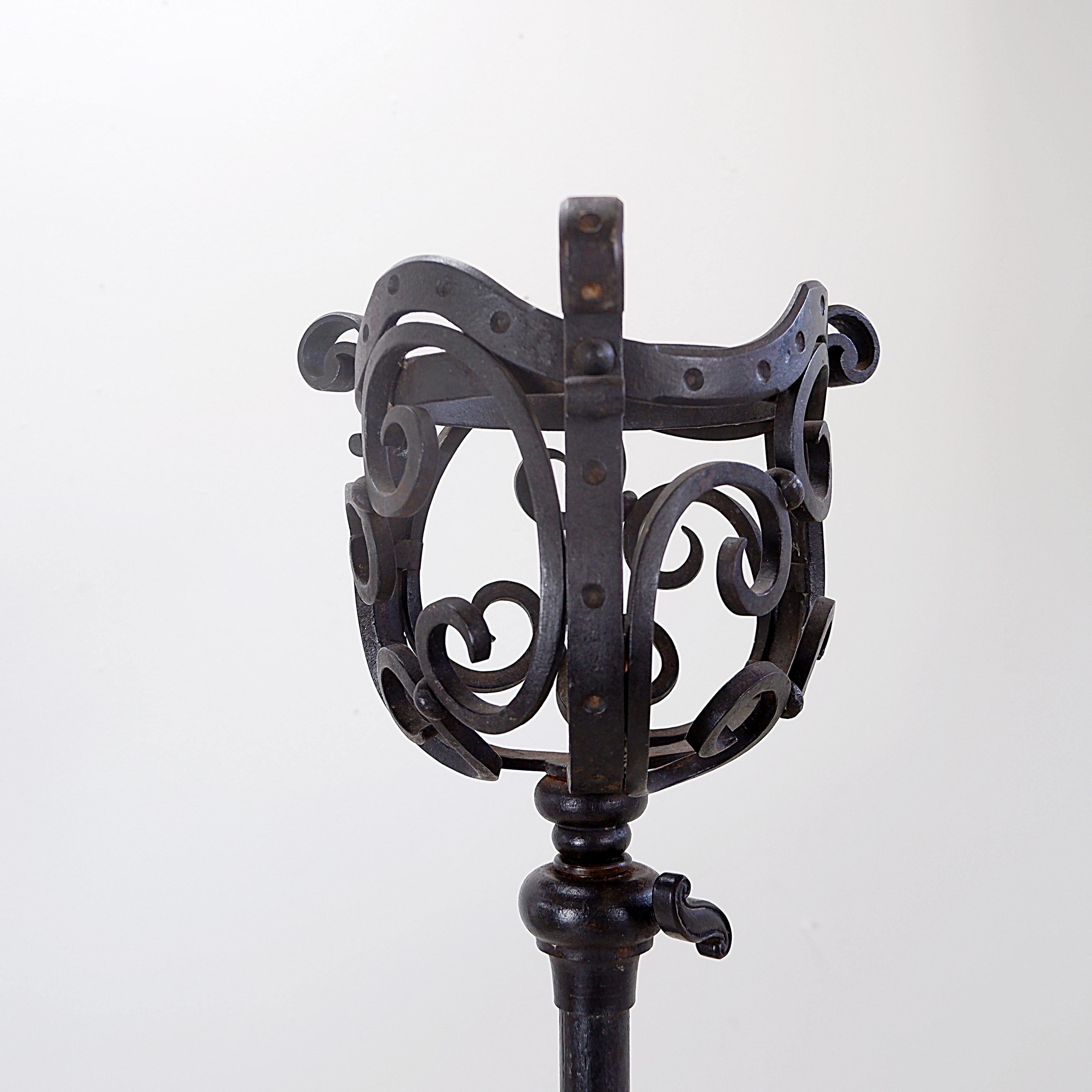 Candeliere da terra a treppiede in ferro battuto Art Nouveau - Torchère In condizioni buone in vendita a Linkebeek, BE