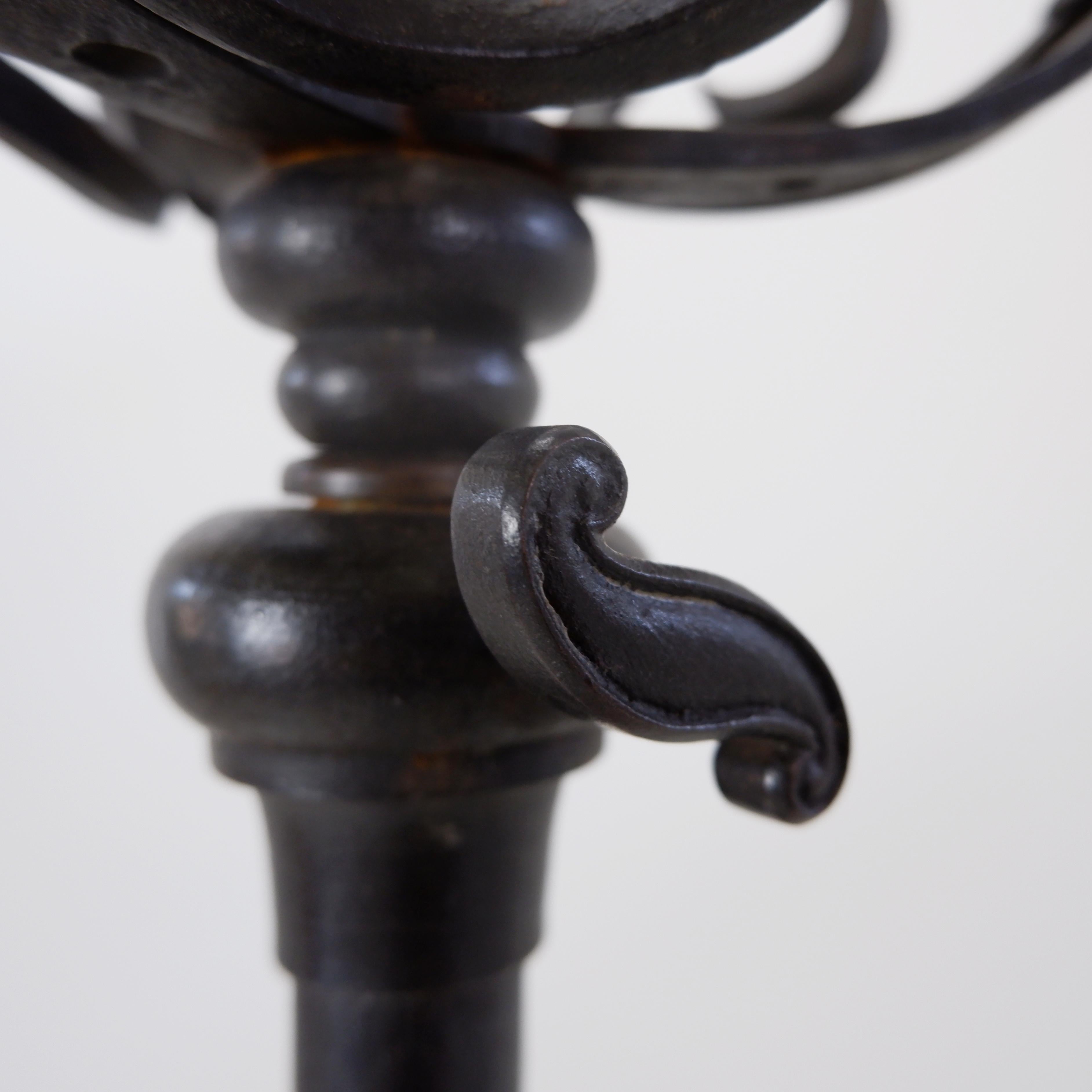 Ferro Candeliere da terra a treppiede in ferro battuto Art Nouveau - Torchère in vendita