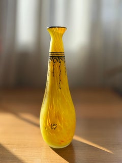 Vaso a bocciolo in vetro incamiciato giallo Art Nouveau, firmato Legras, Francia c.1900