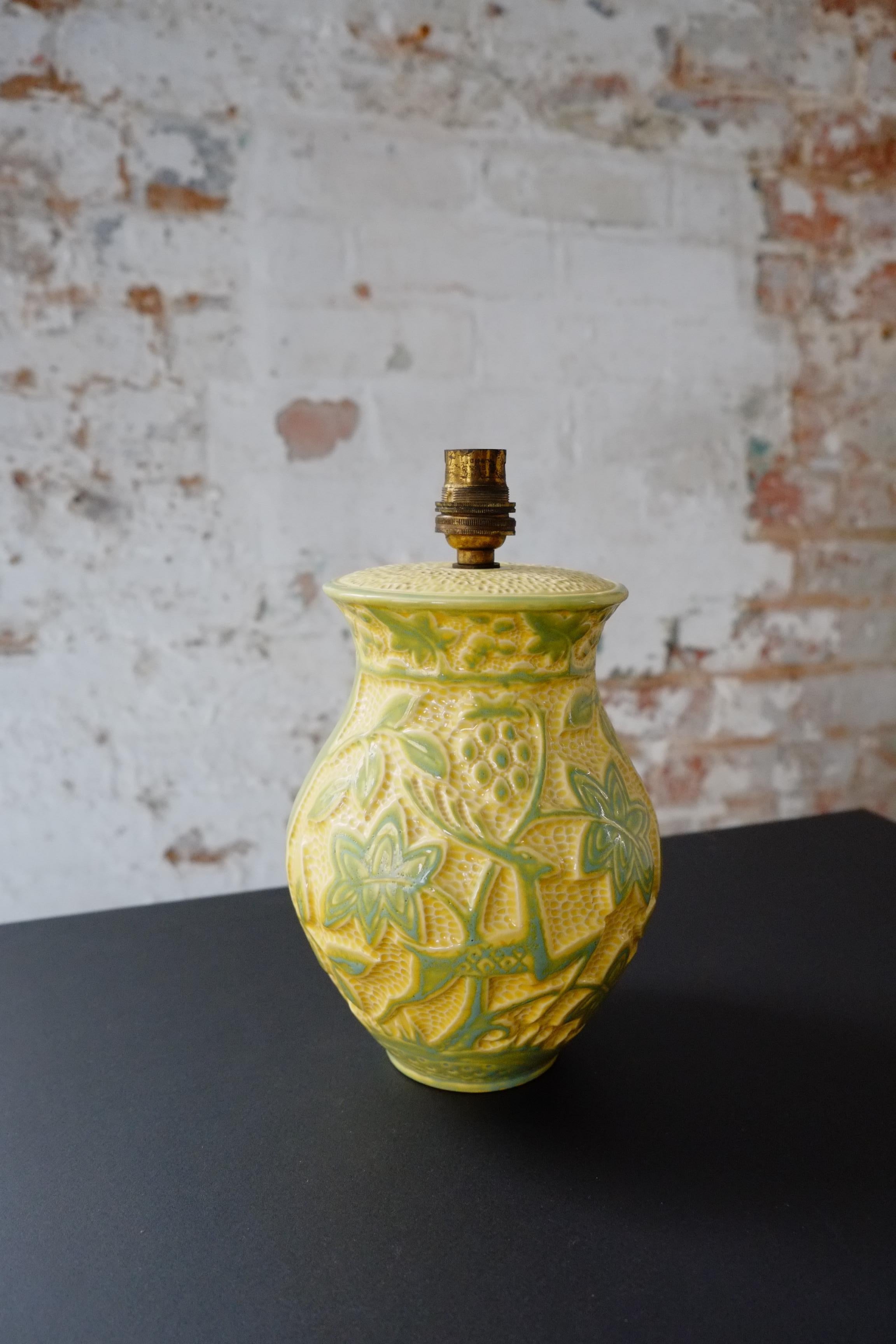 Art déco Lampe de bureau Art Déco en céramique jaune avec motif de cerf, fabriquée en Angleterre en vente