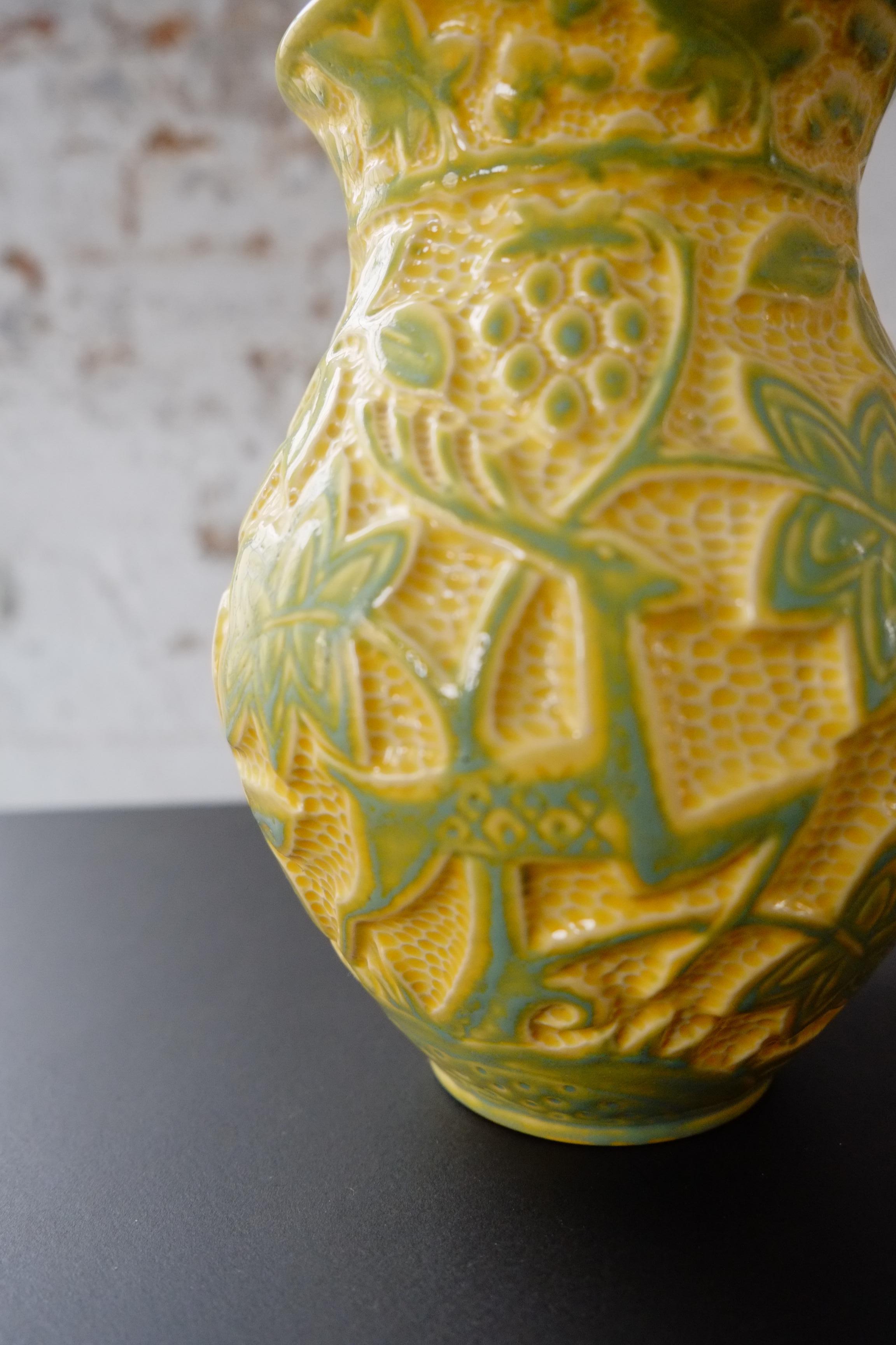 Britannique Lampe de bureau Art Déco en céramique jaune avec motif de cerf, fabriquée en Angleterre en vente
