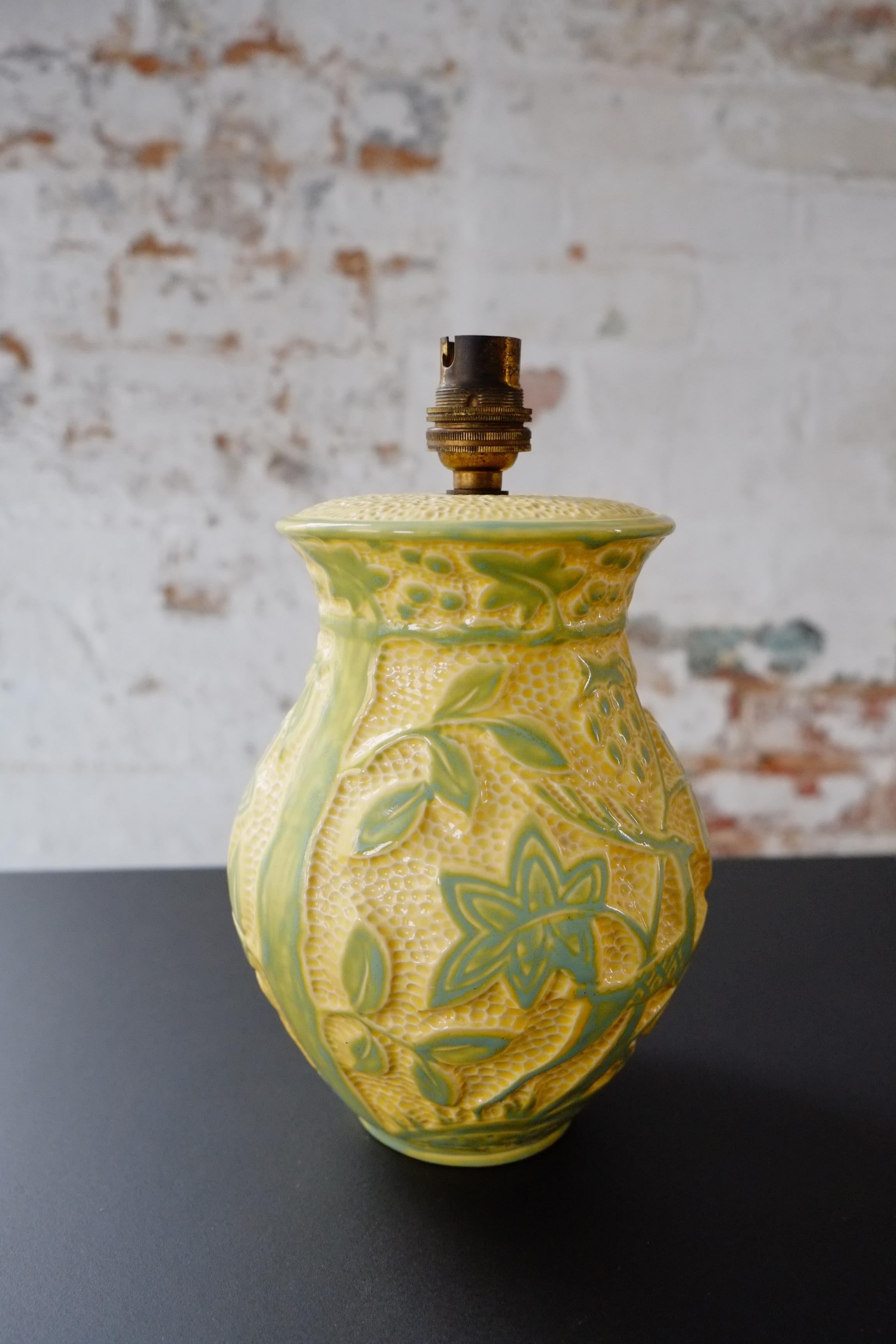 20ième siècle Lampe de bureau Art Déco en céramique jaune avec motif de cerf, fabriquée en Angleterre en vente