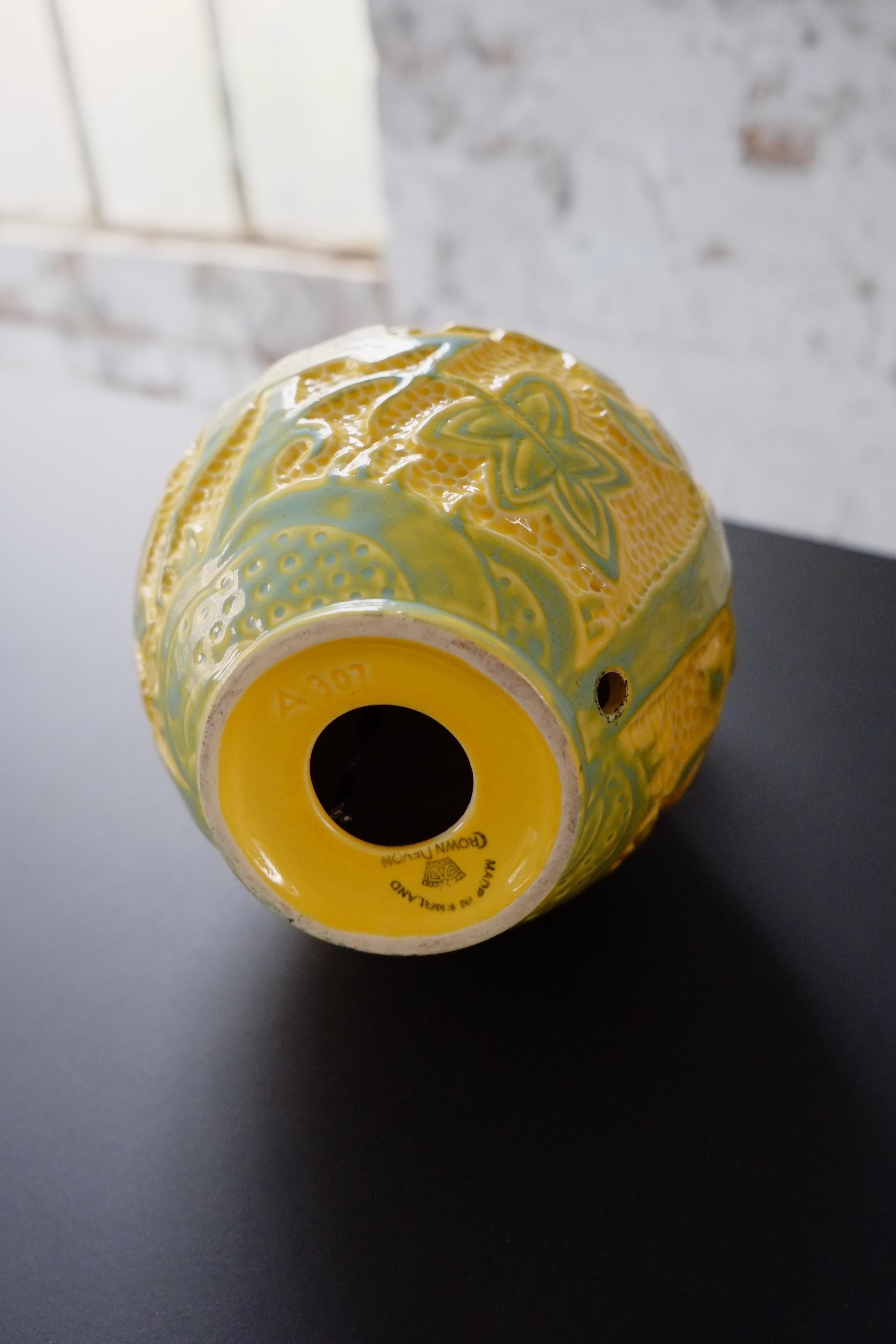 Céramique Lampe de bureau Art Déco en céramique jaune avec motif de cerf, fabriquée en Angleterre en vente