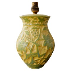 Gelbe Art-Déco-Tischlampe aus Keramik mit Hirschmotiv, hergestellt in England