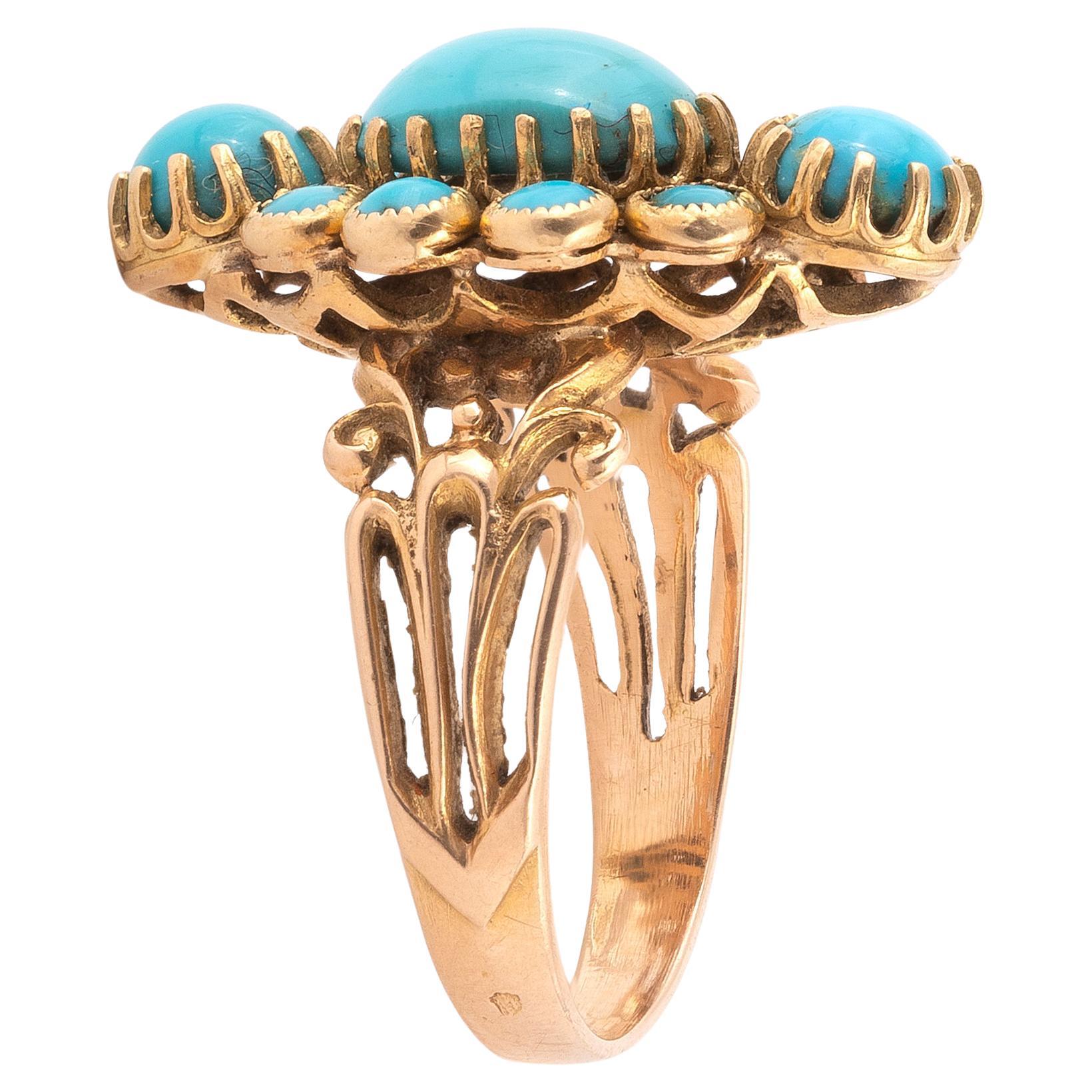 
Ein Ring aus Türkisen und Gelbgold in Form A mit Türkiscabochons. Rahmen aus bearbeitetem 18 Karat Gelbgold. Französische Arbeit. Größe 6 3/4. Bruttogewicht: 5.98 gr

