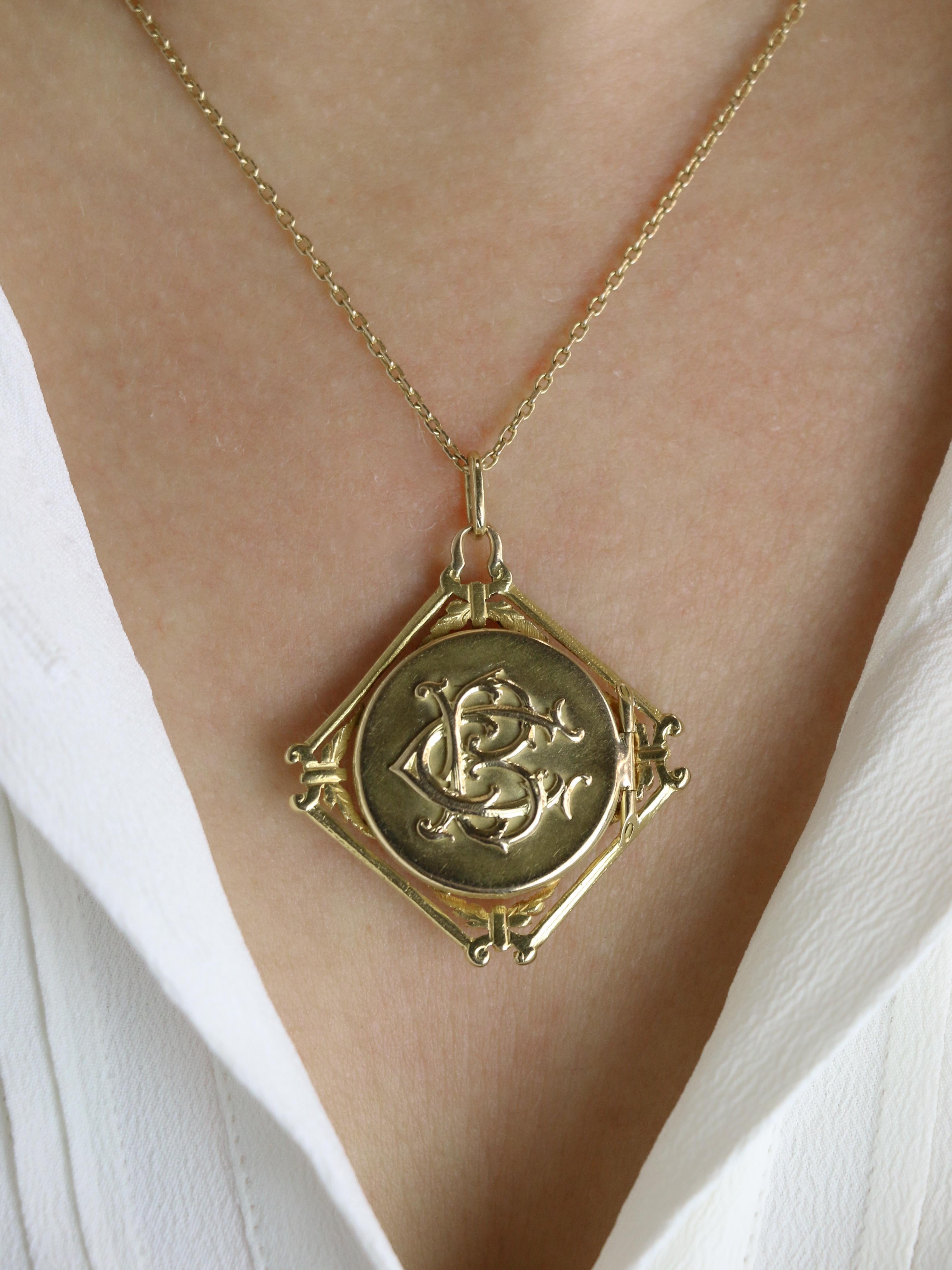 Art Nouveau Chimäre Anhänger aus Gelbgold im Angebot 1