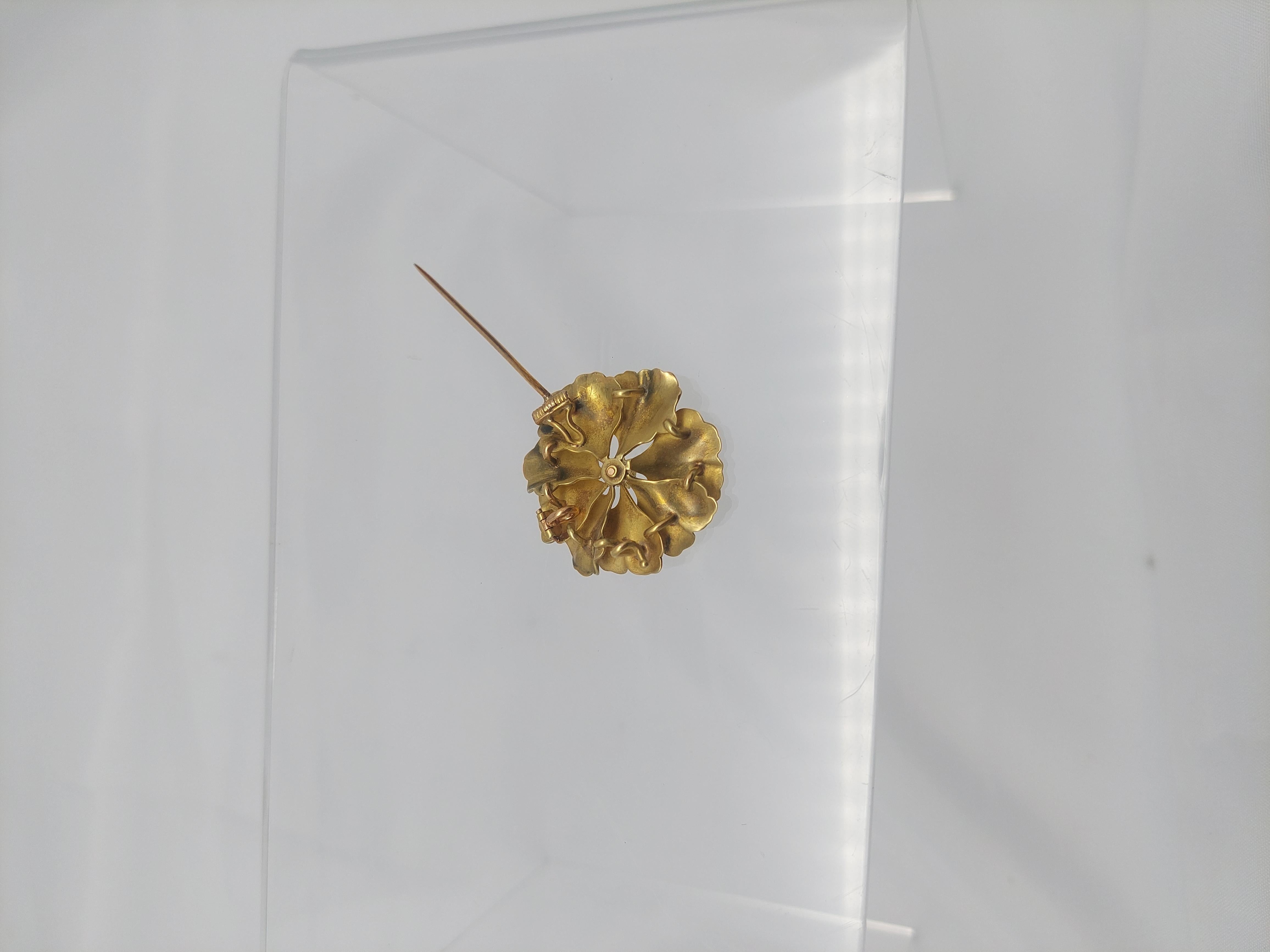 Les fleurs sont faites à la main et sont magnifiques !
Or jaune 16KT (testé)
E'MAIL EN RONDE BOSSE ENAMEL
Magnifiques couleurs orange-pin, jaune-vert et gris.
Un (1) diamant taille ancienne mesurant 3,50 mm (moyenne), pesant environ 0,22 CT,
