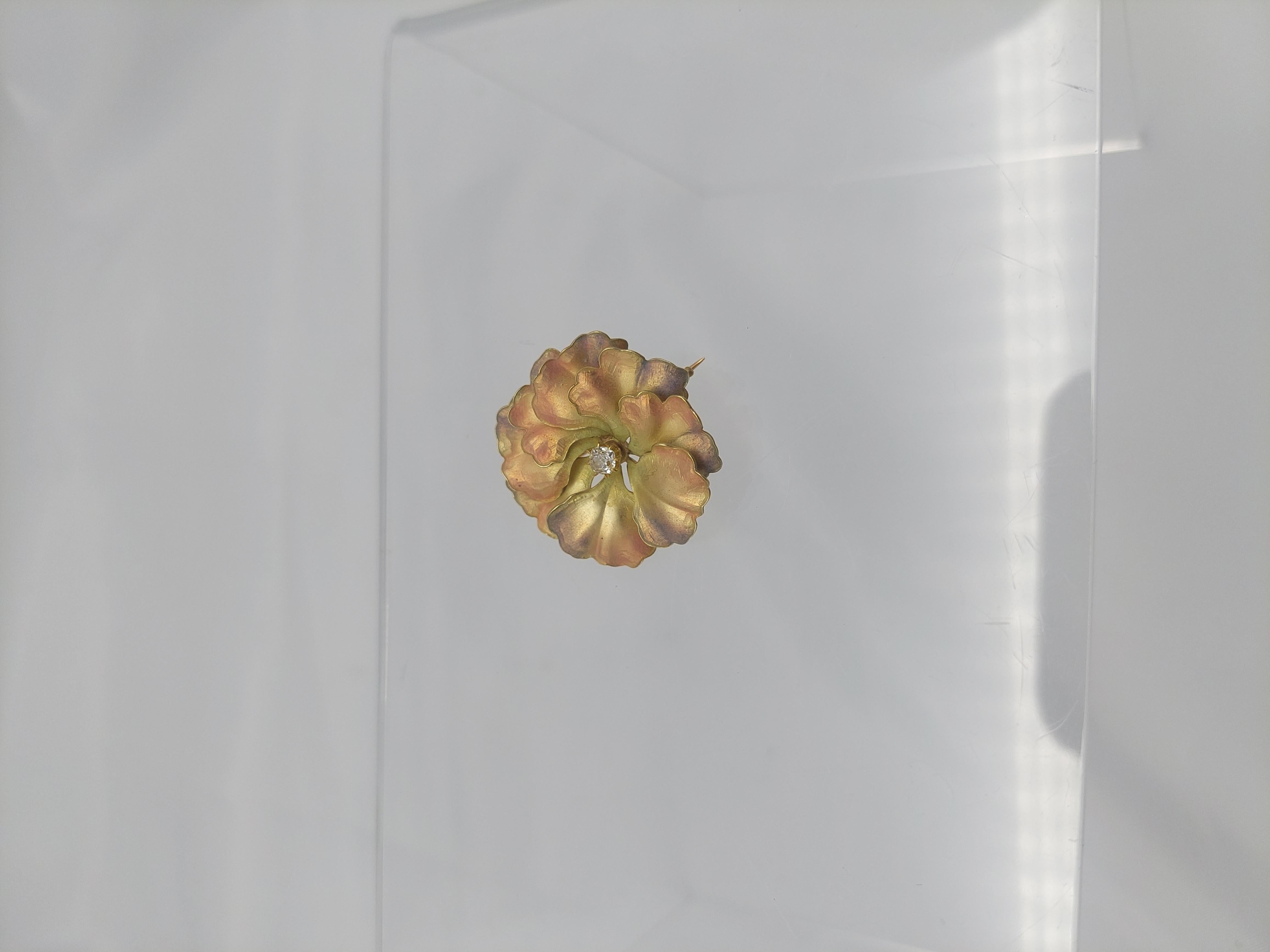 Art nouveau Épingle/pendentif Art Nouveau « Dogwood » en or jaune, émail et diamants en vente