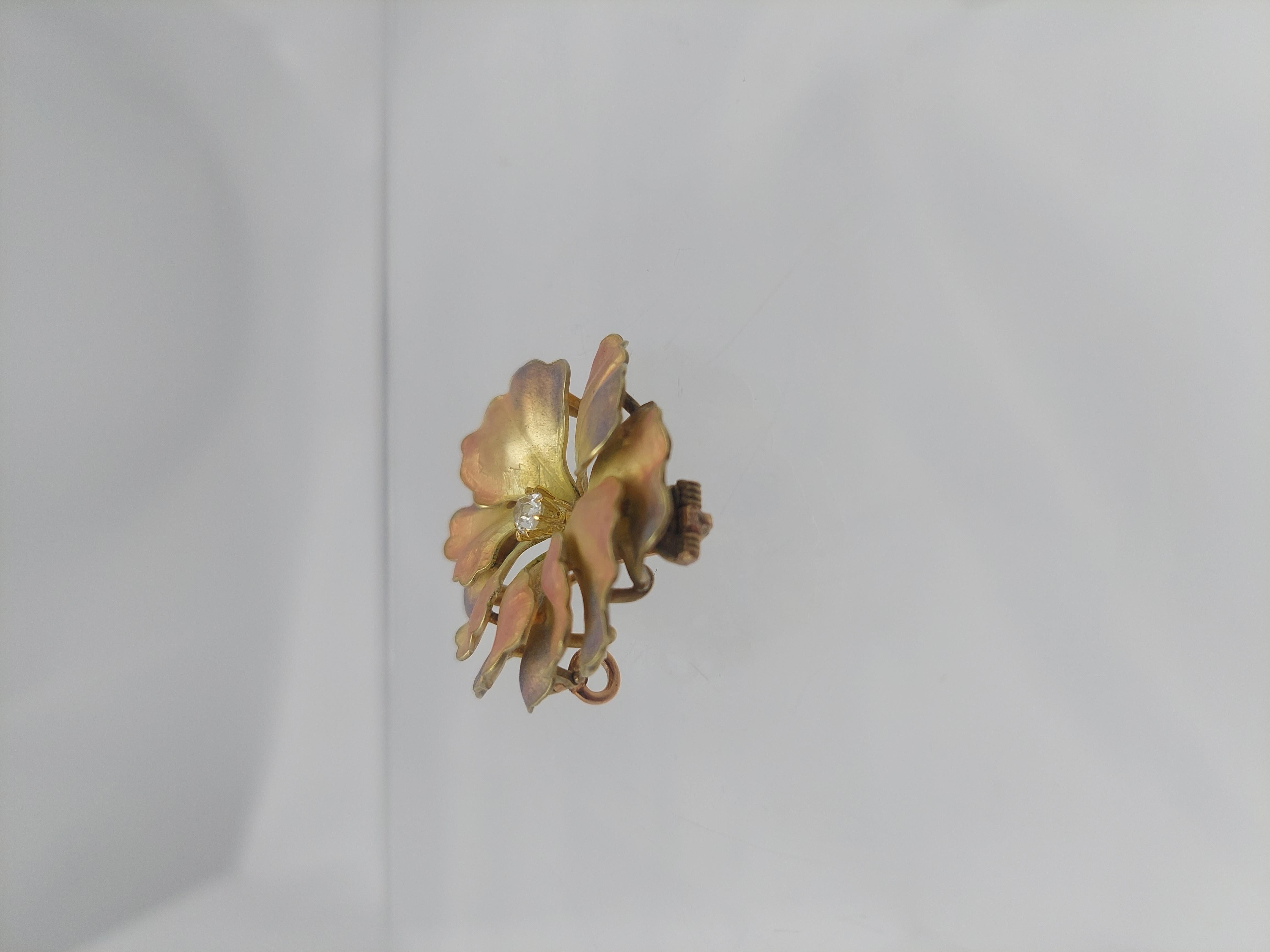 Taille vieille mine Épingle/pendentif Art Nouveau « Dogwood » en or jaune, émail et diamants en vente