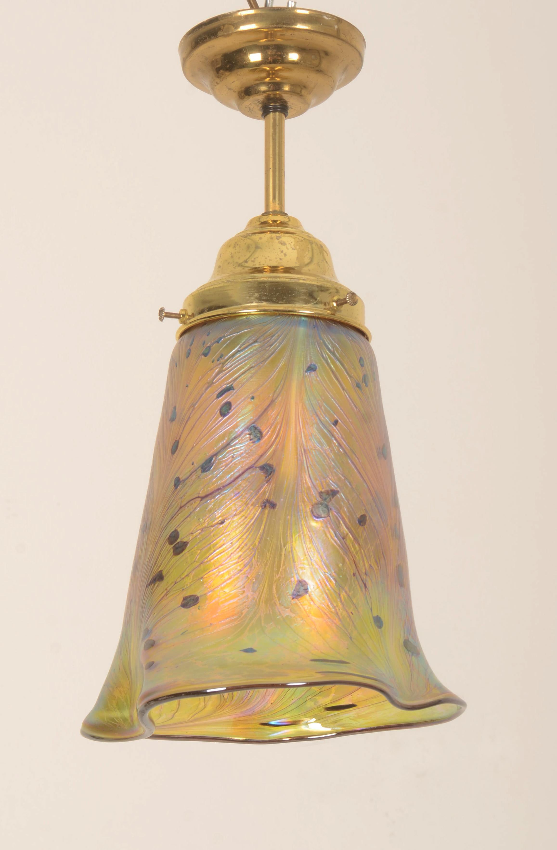 Telaio in ottone con asta in ottone e baldacchino del 1900 circa restaurato.