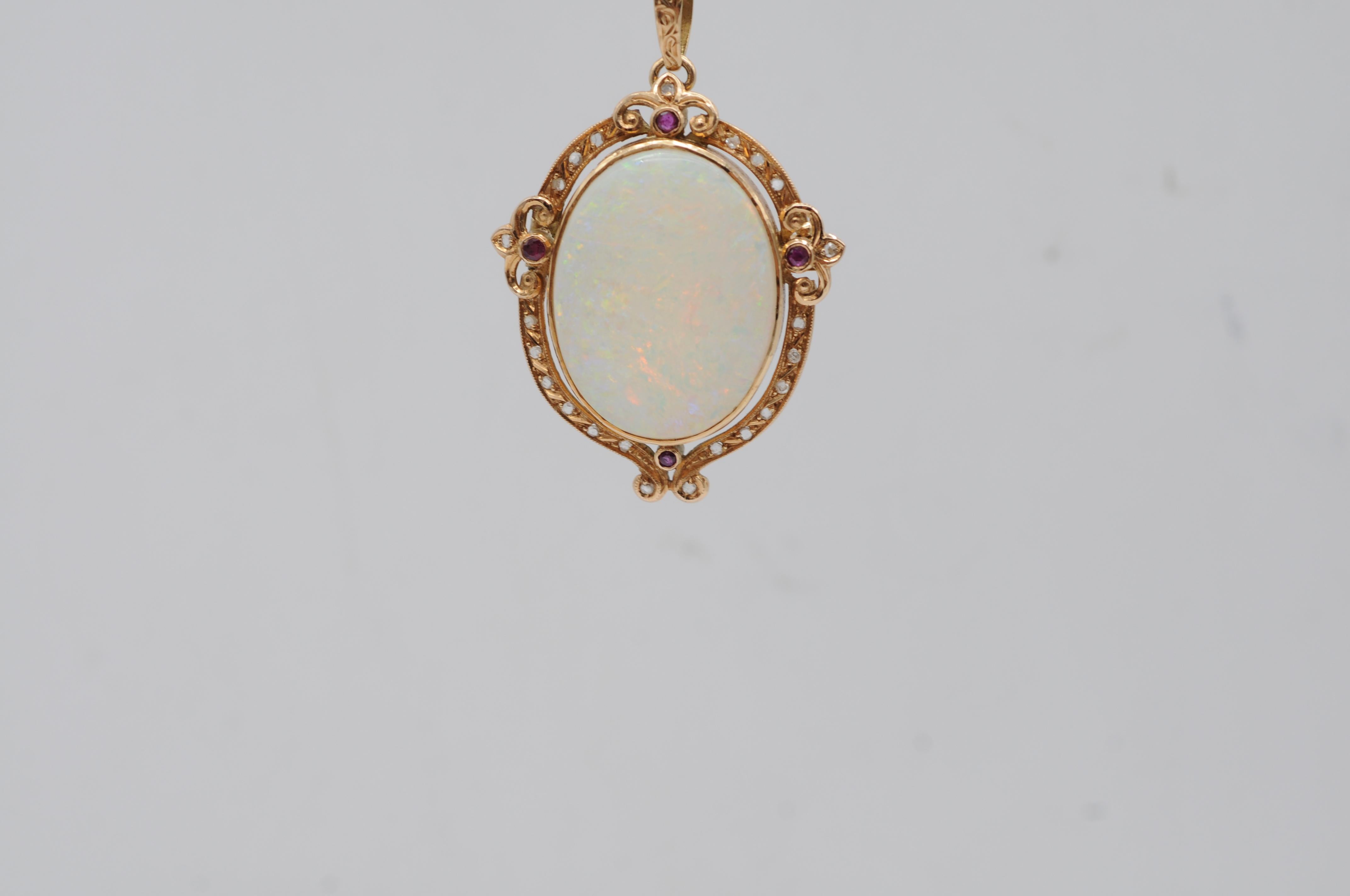 Precioso colgante/broche de oro amarillo Art Nouveau de 14 quilates con cadena, esta exquisita pieza presenta un impresionante ópalo blanco opalescente de aproximadamente 5 quilates. Según la evaluación del laboratorio basada en las características