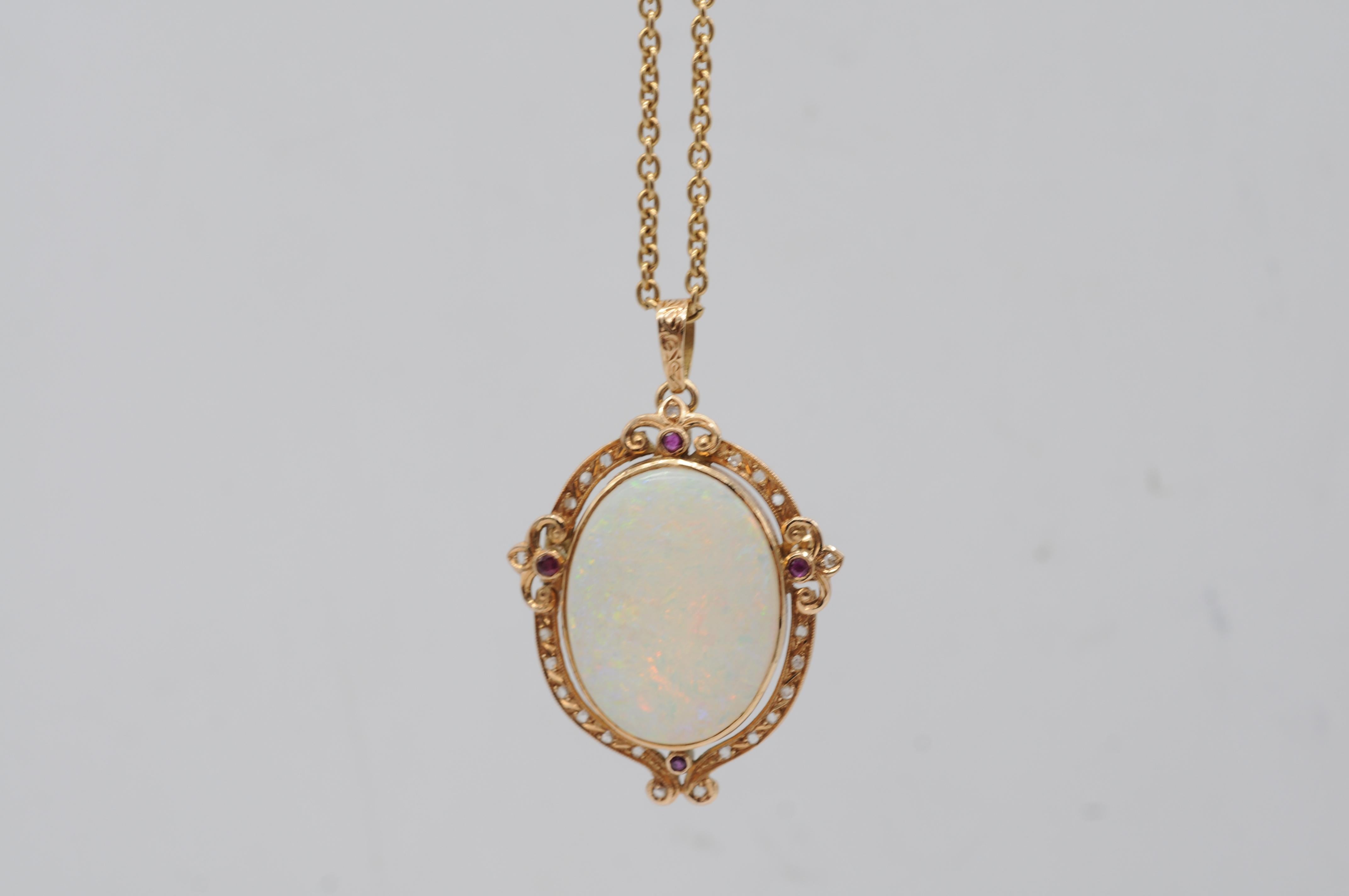 Colgante Art Nouveau de oro amarillo con ópalo, diamantes y rubíes Cabujón en venta