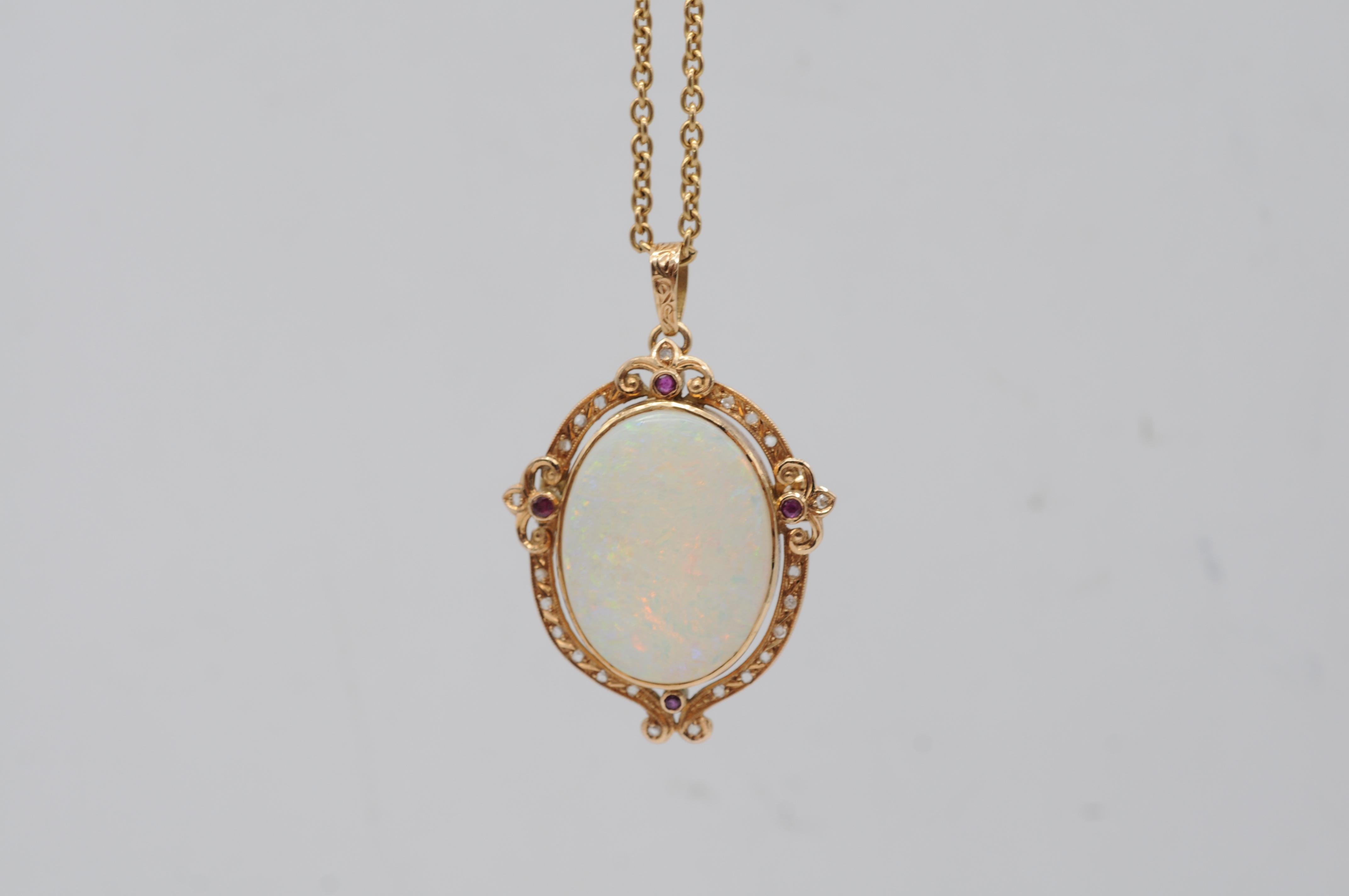 Colgante Art Nouveau de oro amarillo con ópalo, diamantes y rubíes en Bueno estado para la venta en Berlin, BE