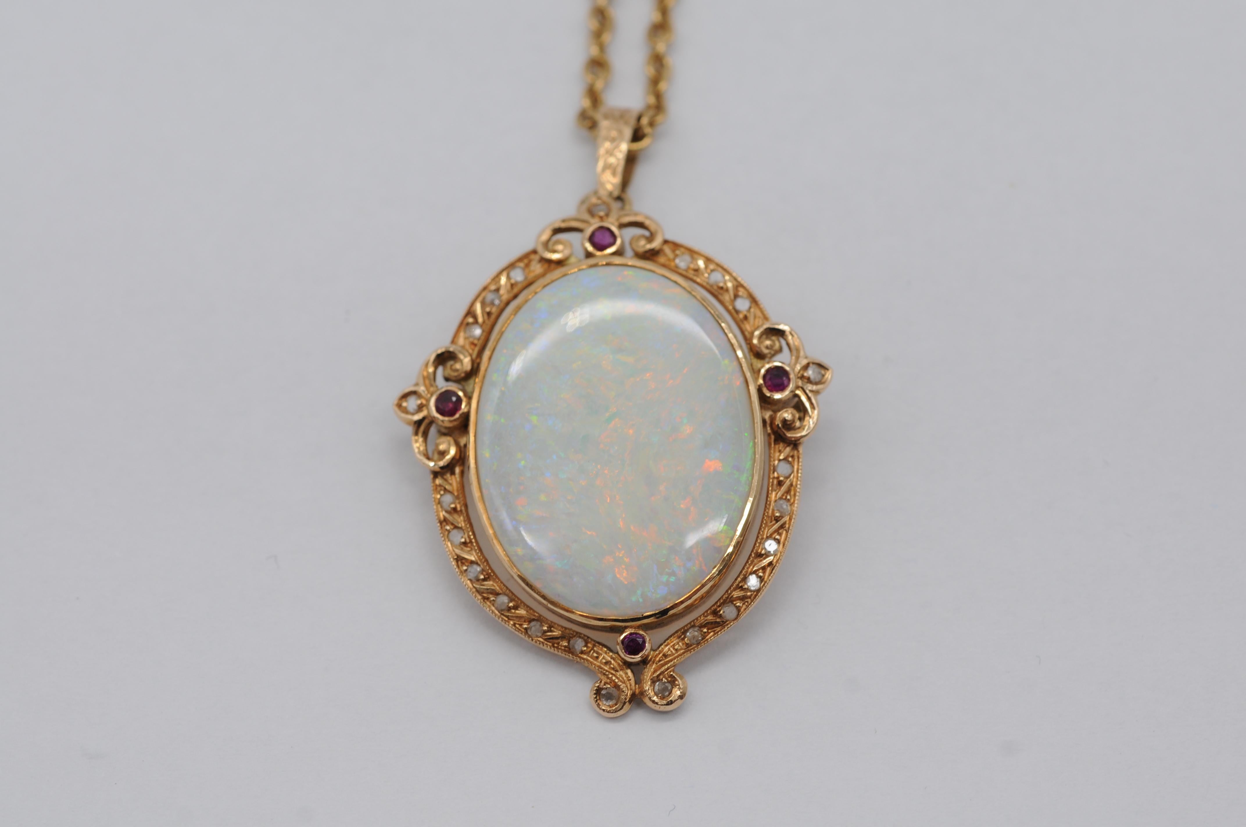 Femenino o masculino Colgante Art Nouveau de oro amarillo con ópalo, diamantes y rubíes en venta