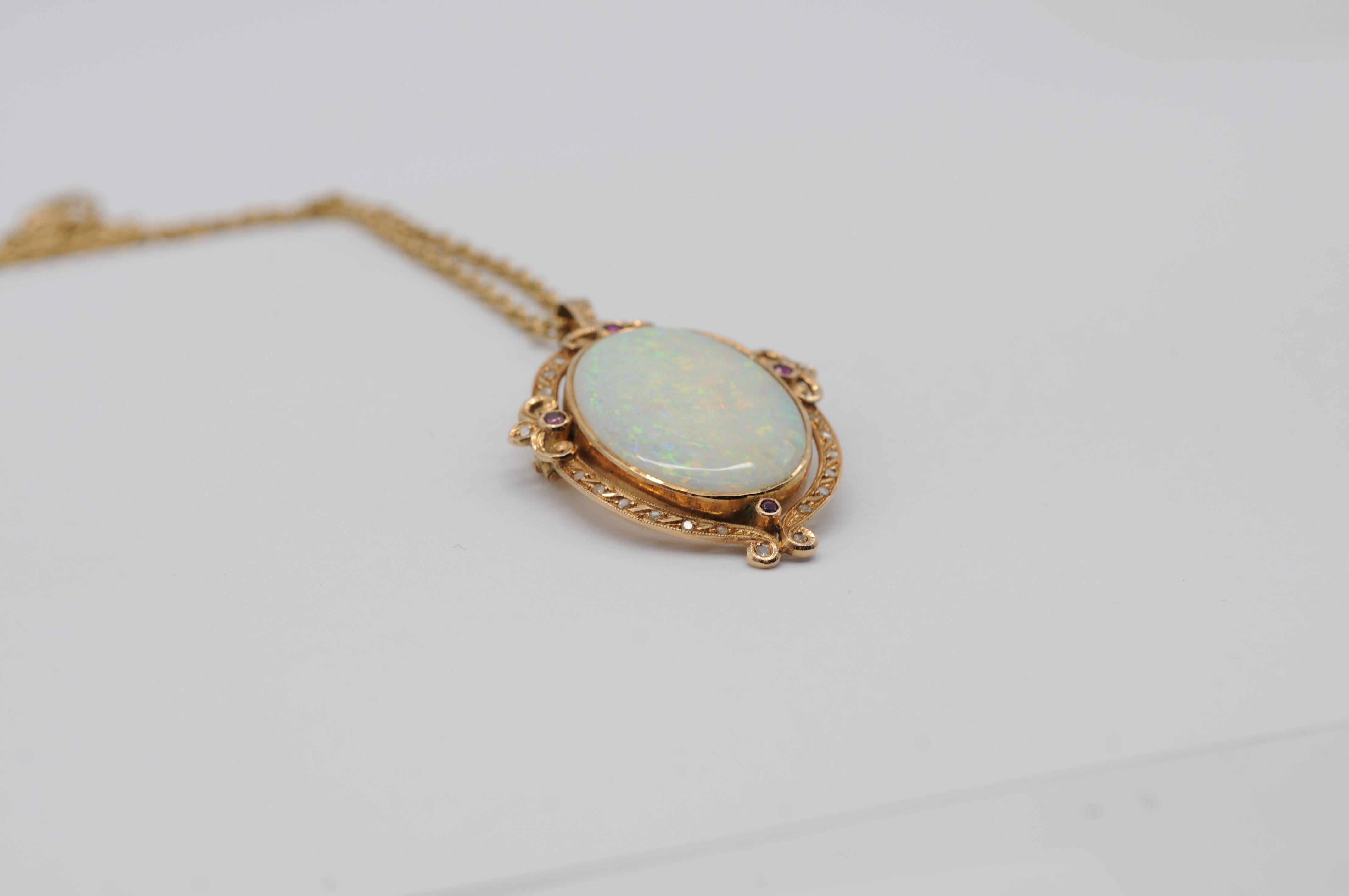 Colgante Art Nouveau de oro amarillo con ópalo, diamantes y rubíes en venta 3
