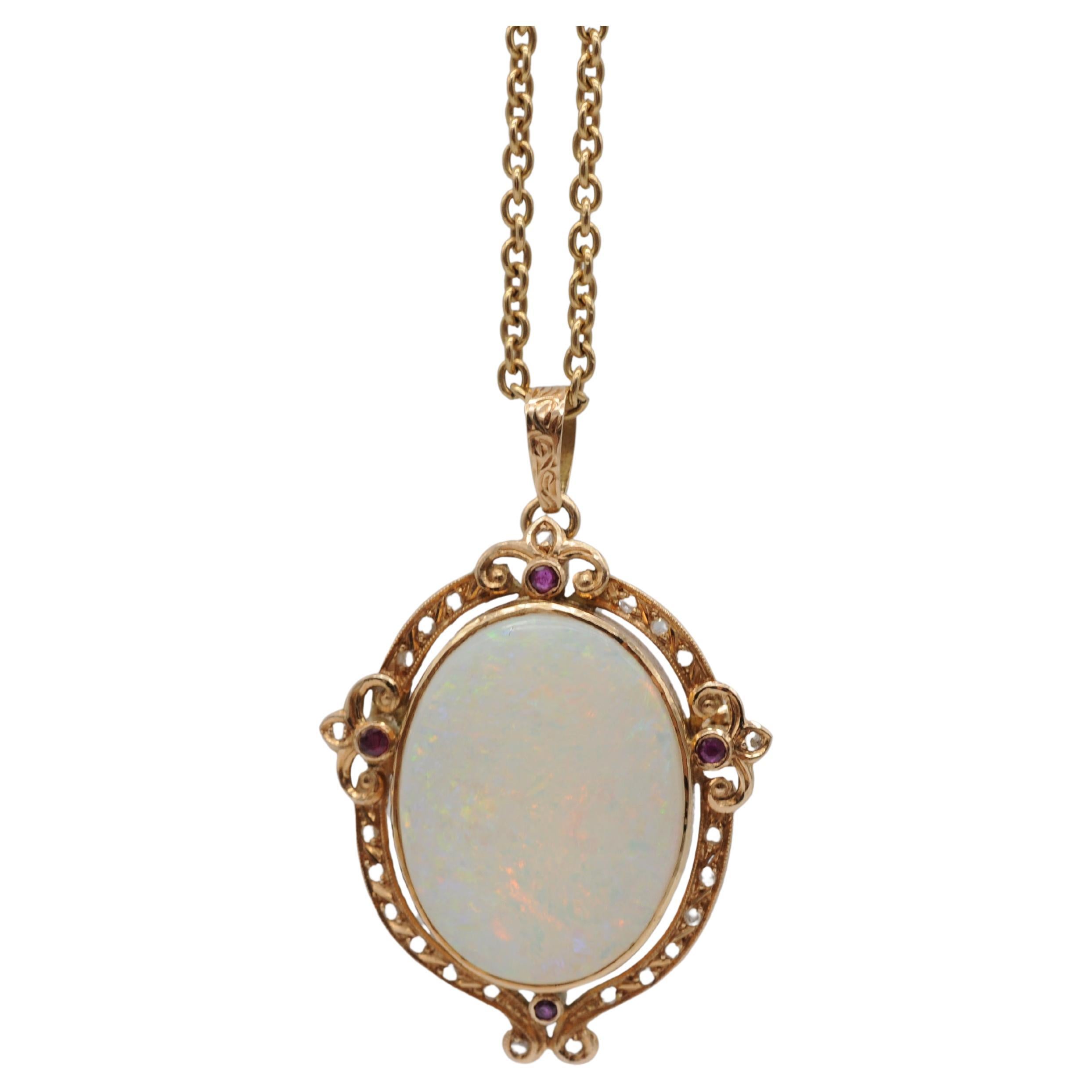 Colgante Art Nouveau de oro amarillo con ópalo, diamantes y rubíes en venta