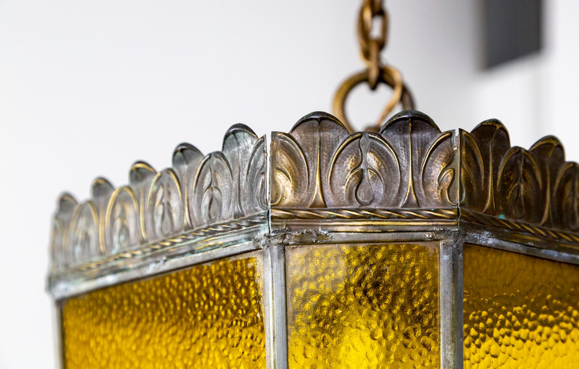 Art Nouveau bernsteinfarbenes Bleiglas & Messing Laterne im Angebot 10