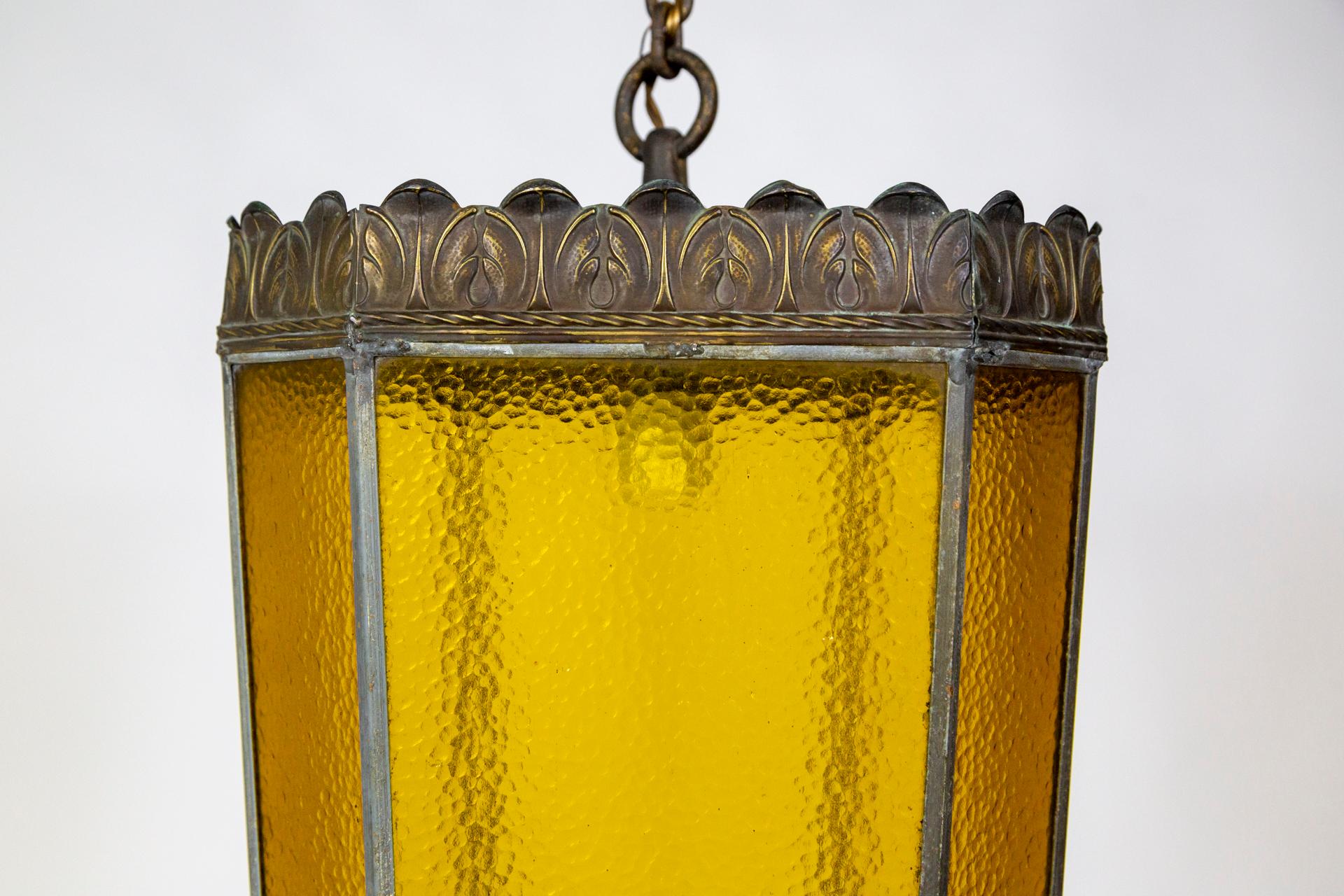 Art Nouveau bernsteinfarbenes Bleiglas & Messing Laterne im Angebot 1