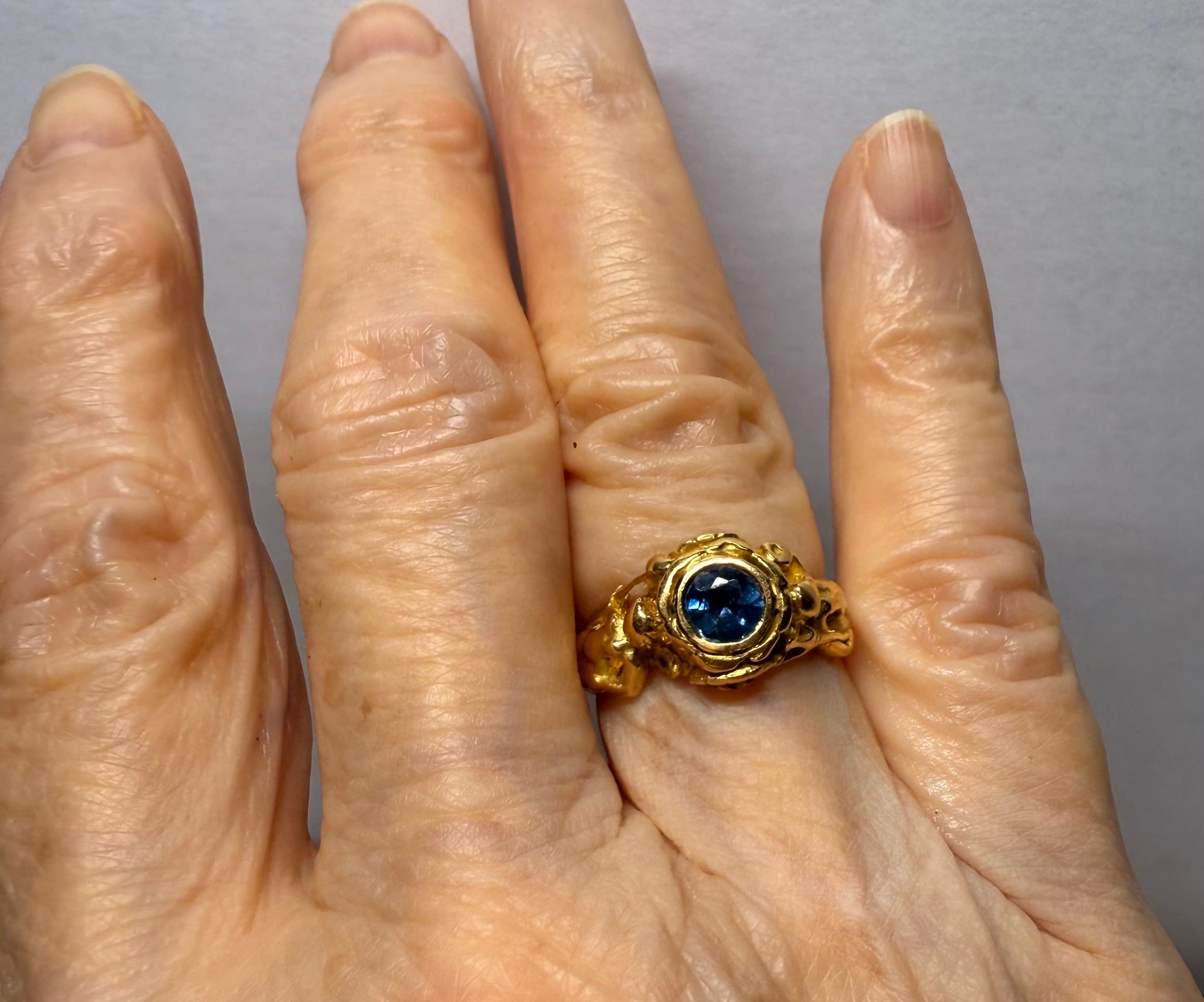 Le dieu et la déesse Poséidon et Amphitrite, son épouse, sont représentés sur les épaules de cette bague Art nouveau.   Tous deux tiennent des tridents. L'anneau  a été réalisée vers 1900, à l'apogée de la période de l'Art nouveau. Les figures nues