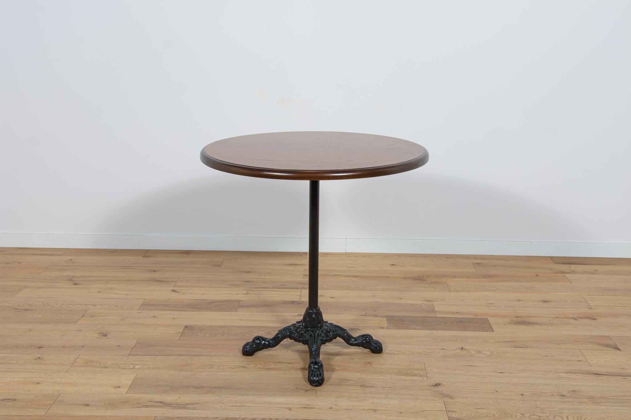Couchtisch im Jugendstil, Anfang des 20. Jahrhunderts in Großbritannien. Tisch nach der Renovierung, Platte aus Eichenholz, von der alten Oberfläche gereinigt, mit Eichenbeize gebeizt und mit einem starken Lack versehen. Das Bein aus Gusseisen wurde