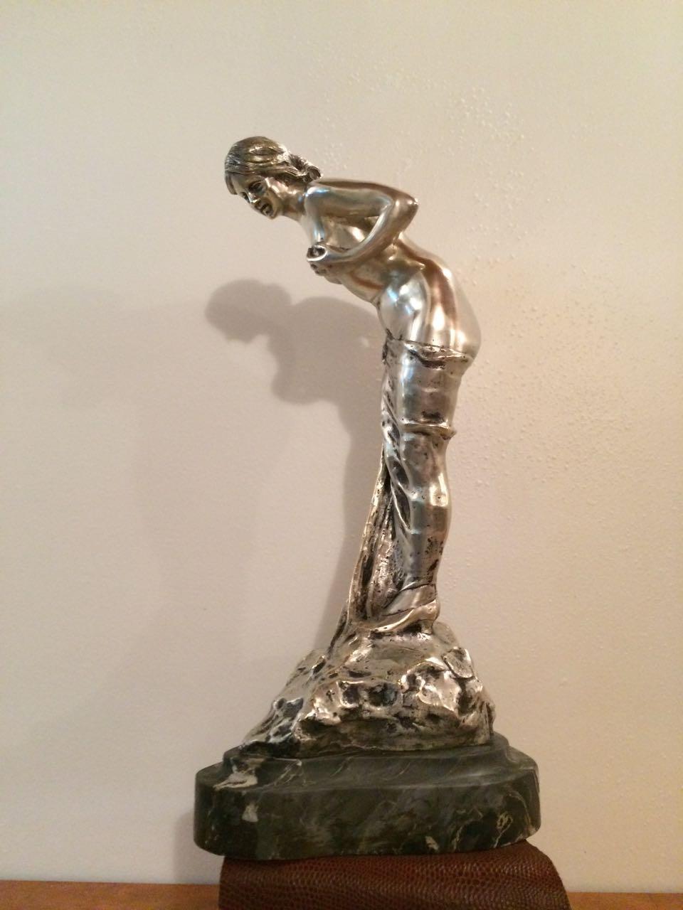 Jugendstil, Art Nouveau, Liberty
Materiali: Bronzo argentato e marmo

Dal 1982 siamo specializzati nella vendita di oggetti in stile Art Déco, Art Nouveau e Vintage. Per qualsiasi domanda siamo a vostra disposizione.
Premendo il pulsante 