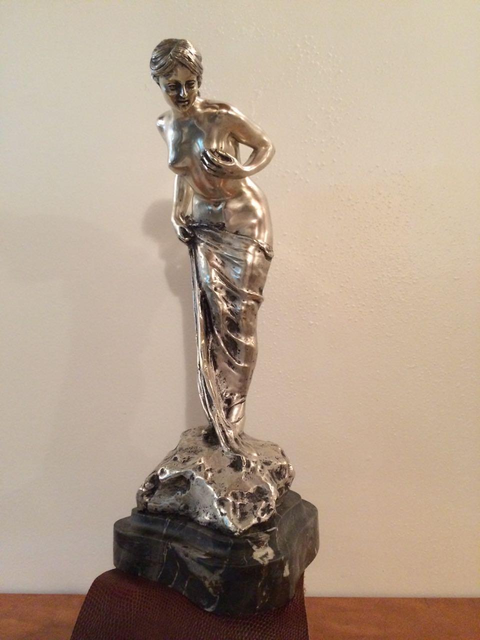 Italiano Segno di donna Art Nouveu: Ruini, Materiali: Marmo e bronzo placcato argento in vendita
