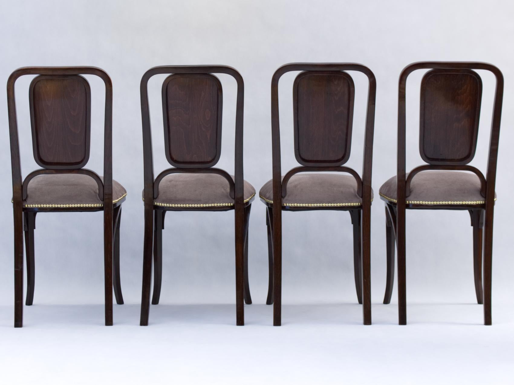 Dieses schöne Set von 4 Stühlen aus der Zeit der Wiener Secession wurde komplett restauriert - neu lackiert und neu gepolstert. Sie wird jeden Speisesaal oder jede Teestube verschönern.