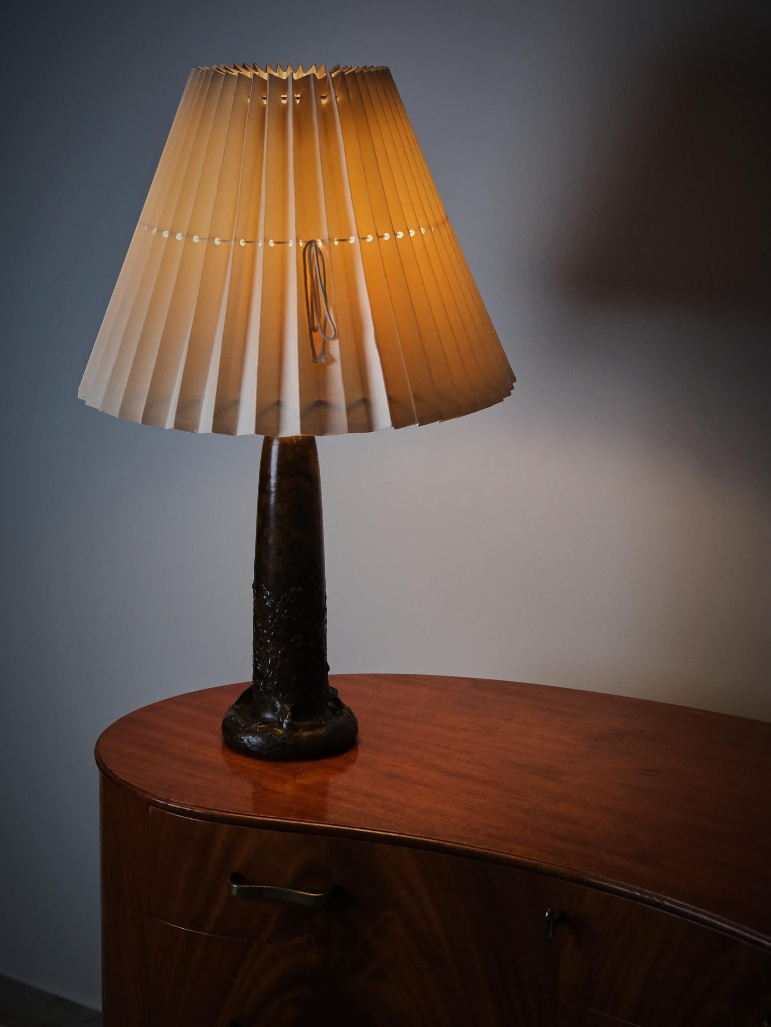Grande lampada da tavolo realizzata da Hugo Elmqvist in Svezia nella prima metà del XX secolo. 

Realizzato in bronzo con bellissimi dettagli.