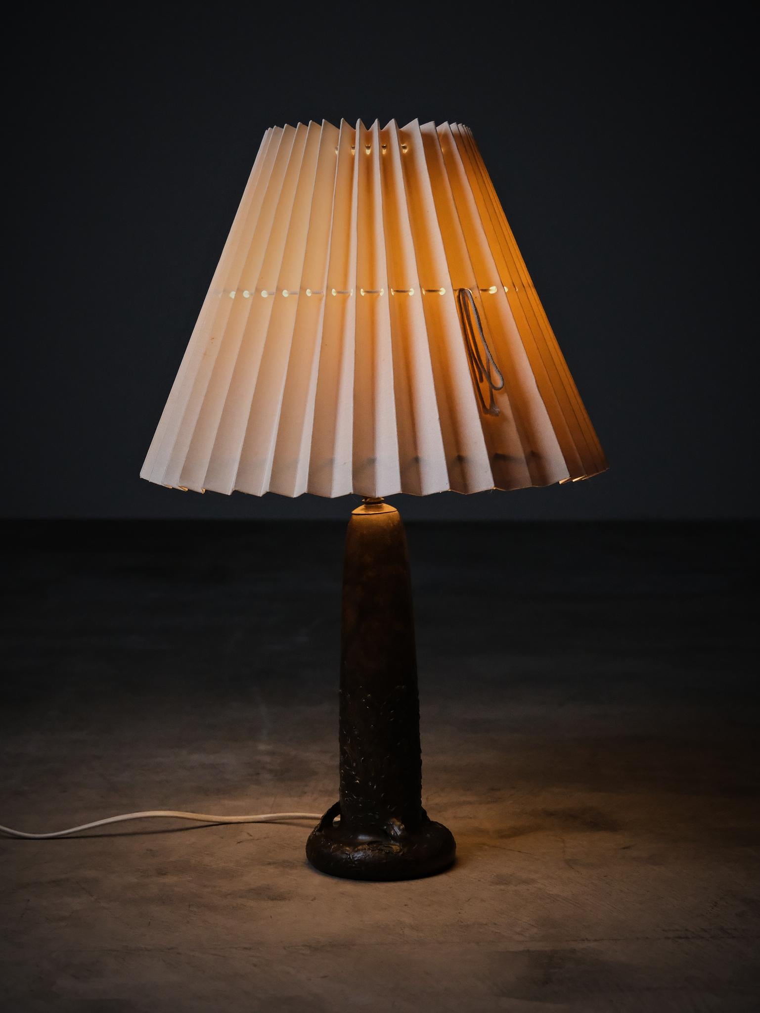 Scandinavo moderno Lampada da tavolo in bronzo Art Noveau di Hugo Elmqvist, Svezia, inizio XX secolo in vendita