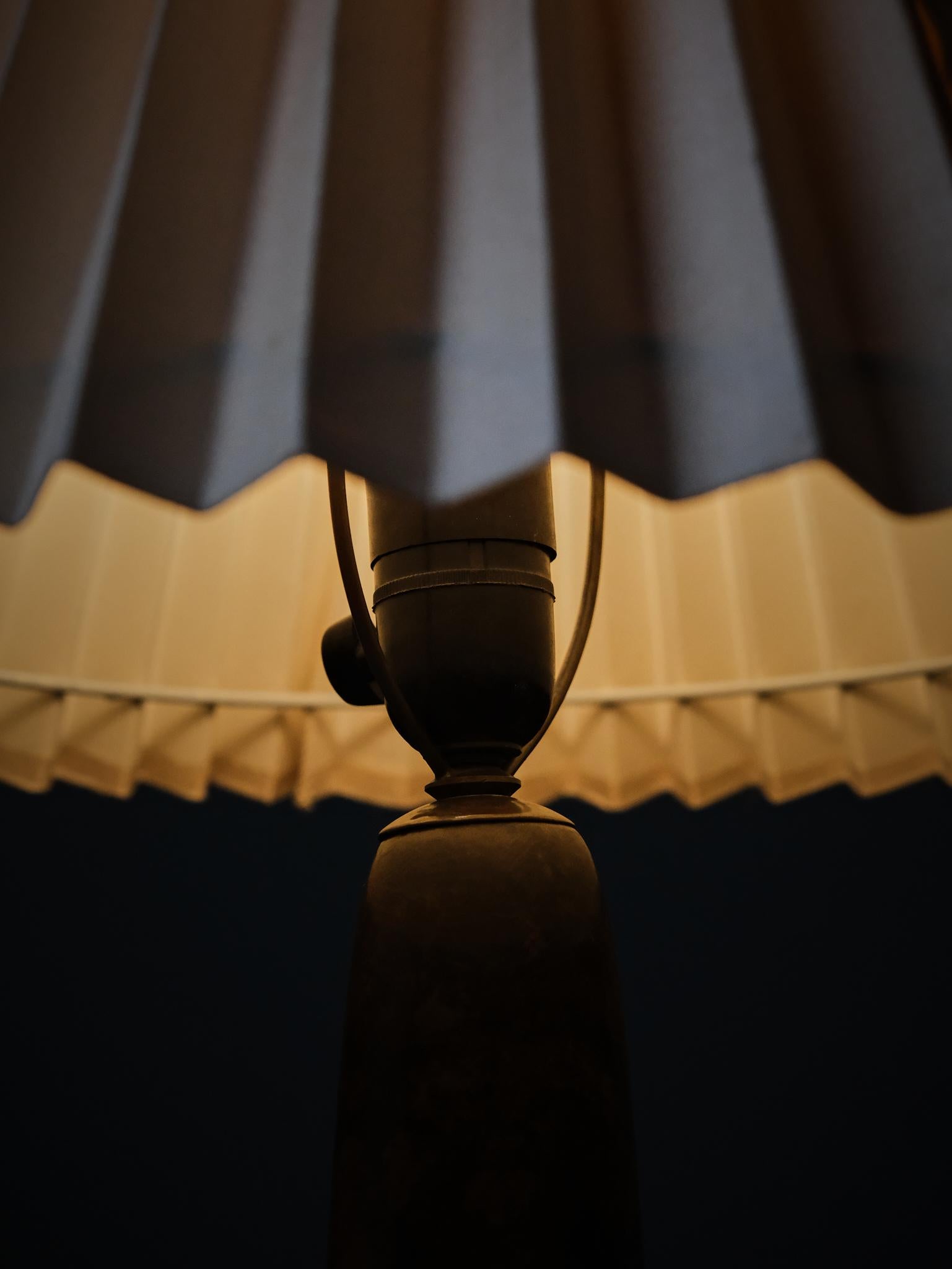 Svedese Lampada da tavolo in bronzo Art Noveau di Hugo Elmqvist, Svezia, inizio XX secolo in vendita